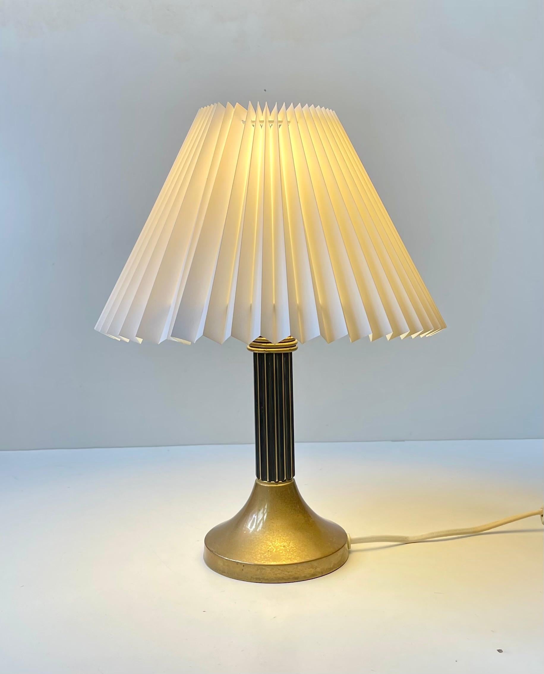 Laiton Lampe de table à colonne de style Art Déco en laiton cannelé en vente
