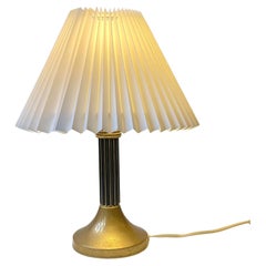 Lampe de table à colonne de style Art Déco en laiton cannelé