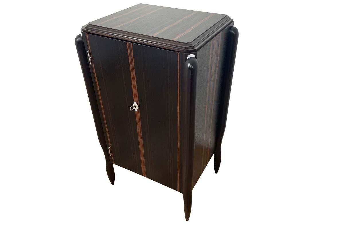 Beautiful small chest of drawers inspired by Ruhlmann - the round, hand-carved legs that are attached to the body make the furniture look very light and elegant, the elegance is enhanced by the noble materials (macassar / maple / mother-of-pearl). A
