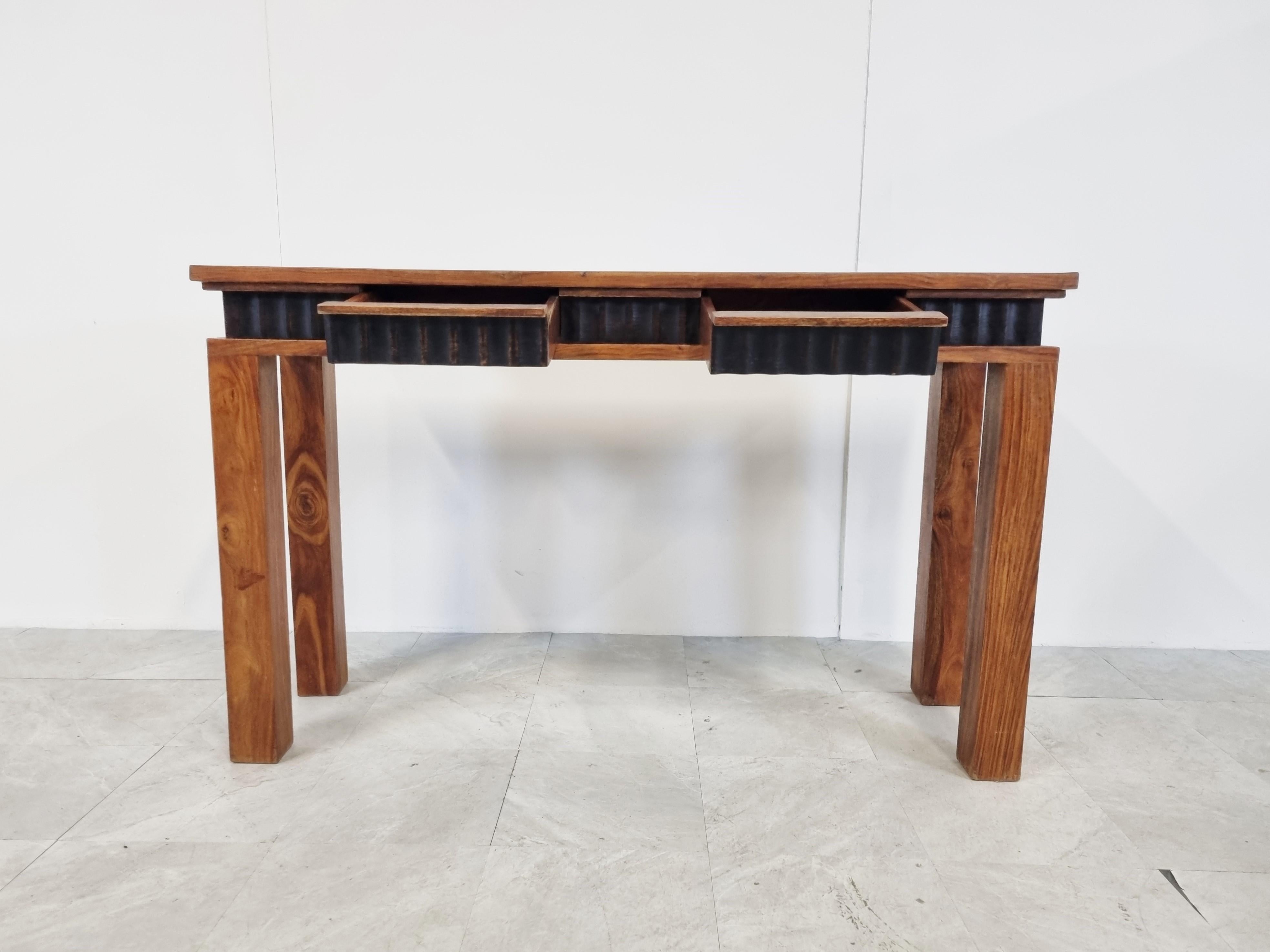 Vintage Art Deco style console table with two integrated drawers.

It also has a bit of a brutalist design.

Good condition.

1960s - Belgium

Dimensions:
Lenght: 131cm/51.57