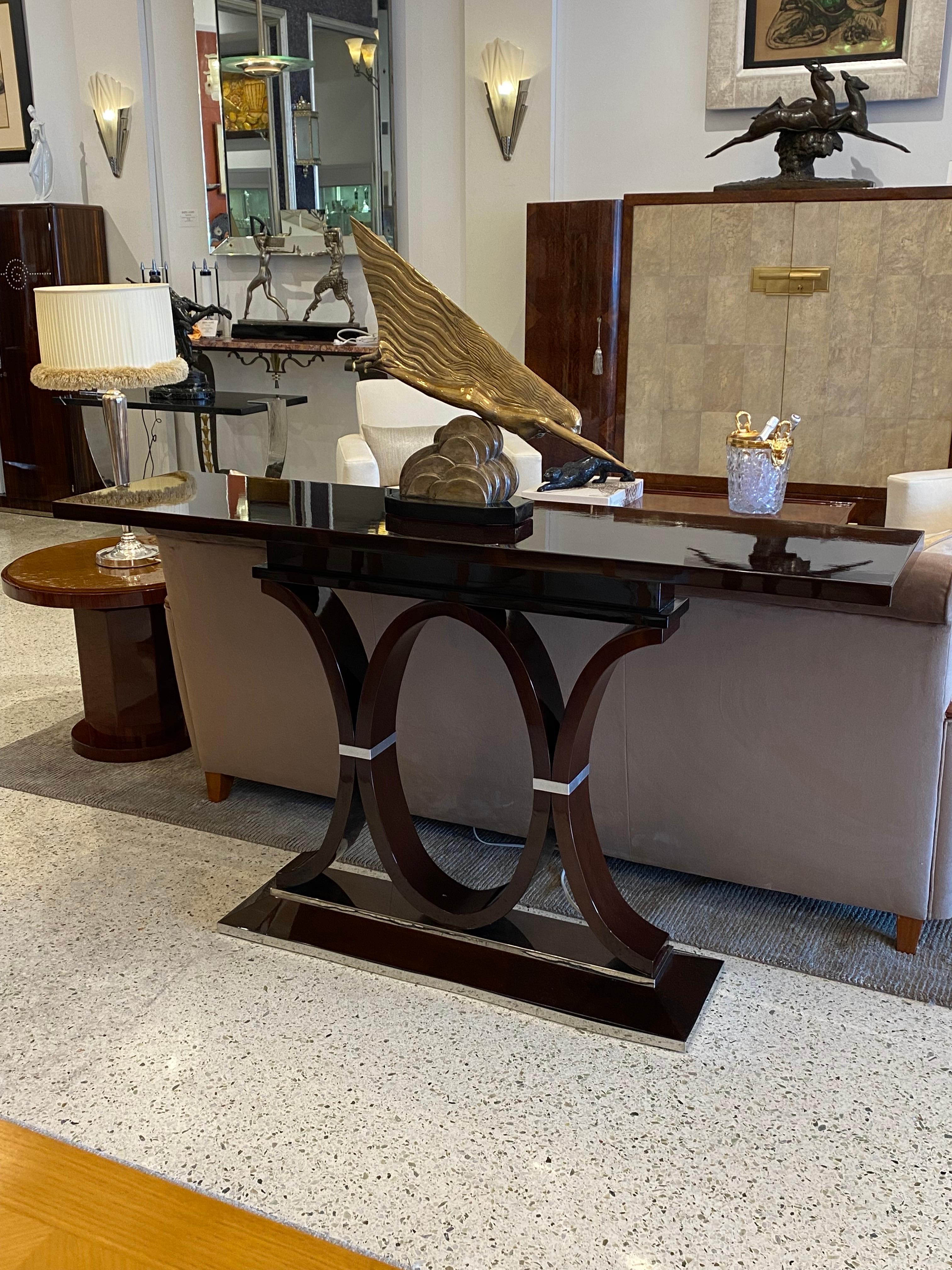 Hohe Konsole/Tisch im Art-Deco-Stil aus Palisanderholz und verchromten Details.