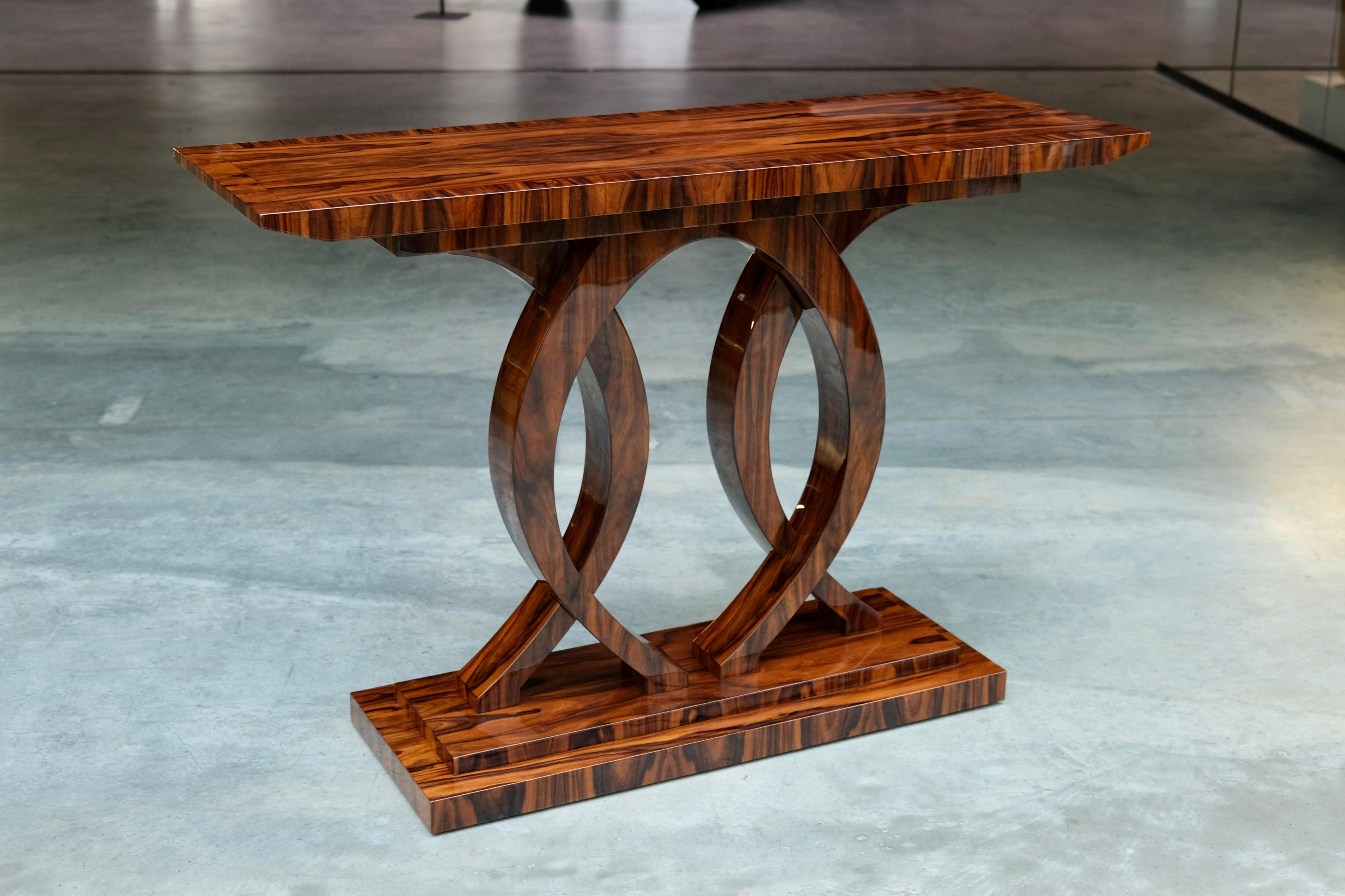 Art Deco Konsolentisch - Anpassbare Eleganz für moderne Innenräume

Dieser auffällige Konsolentisch im Art-Déco-Stil ist ein echtes Zeugnis für raffinierte Handwerkskunst und zeitloses Design und wertet Ihren Wohnraum auf. Mit seiner fesselnden,
