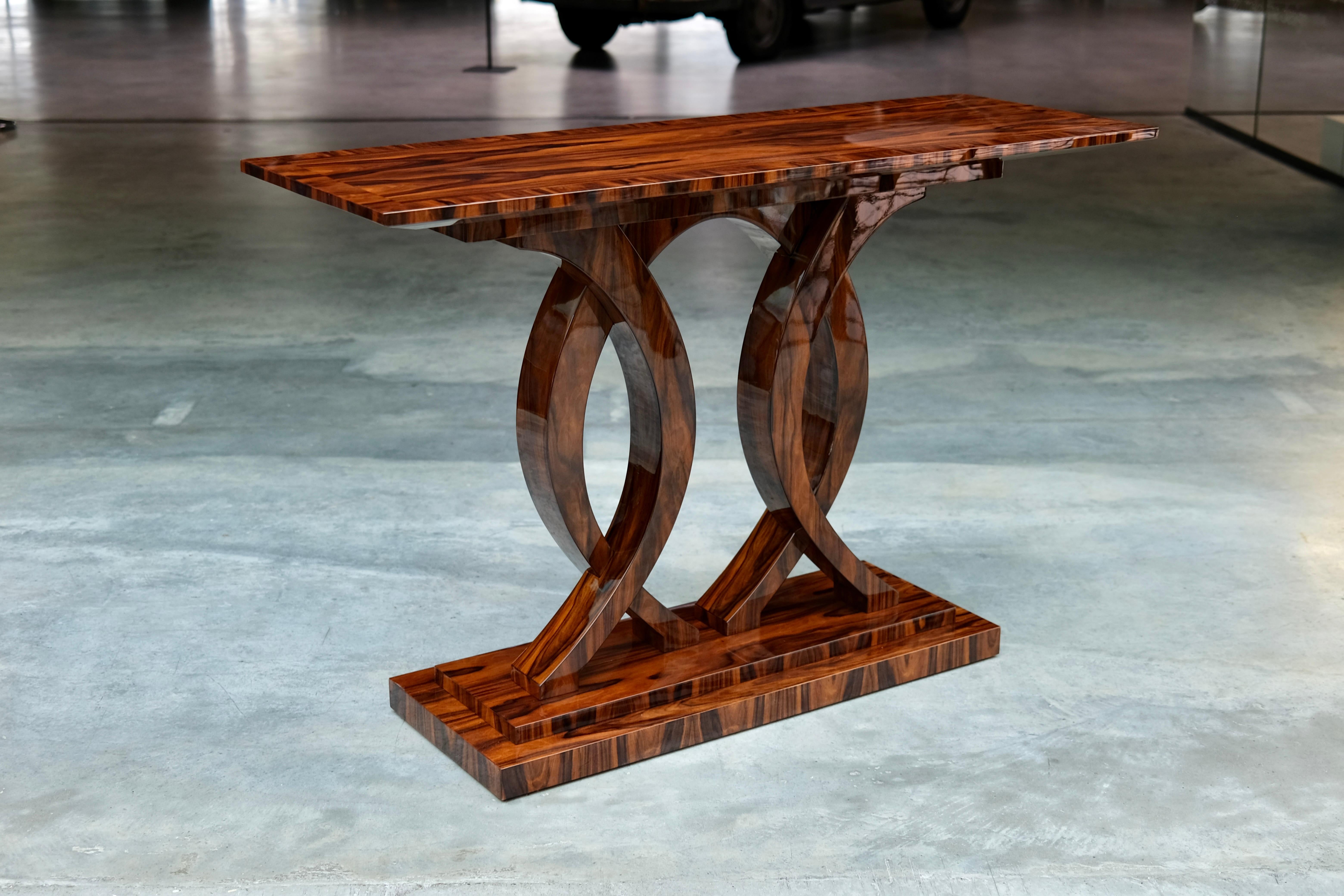 Konsolentisch im Art-déco-Stil aus Reel-Holz mit geschwungenem Sockel und anpassbarer Größe (Art déco) im Angebot