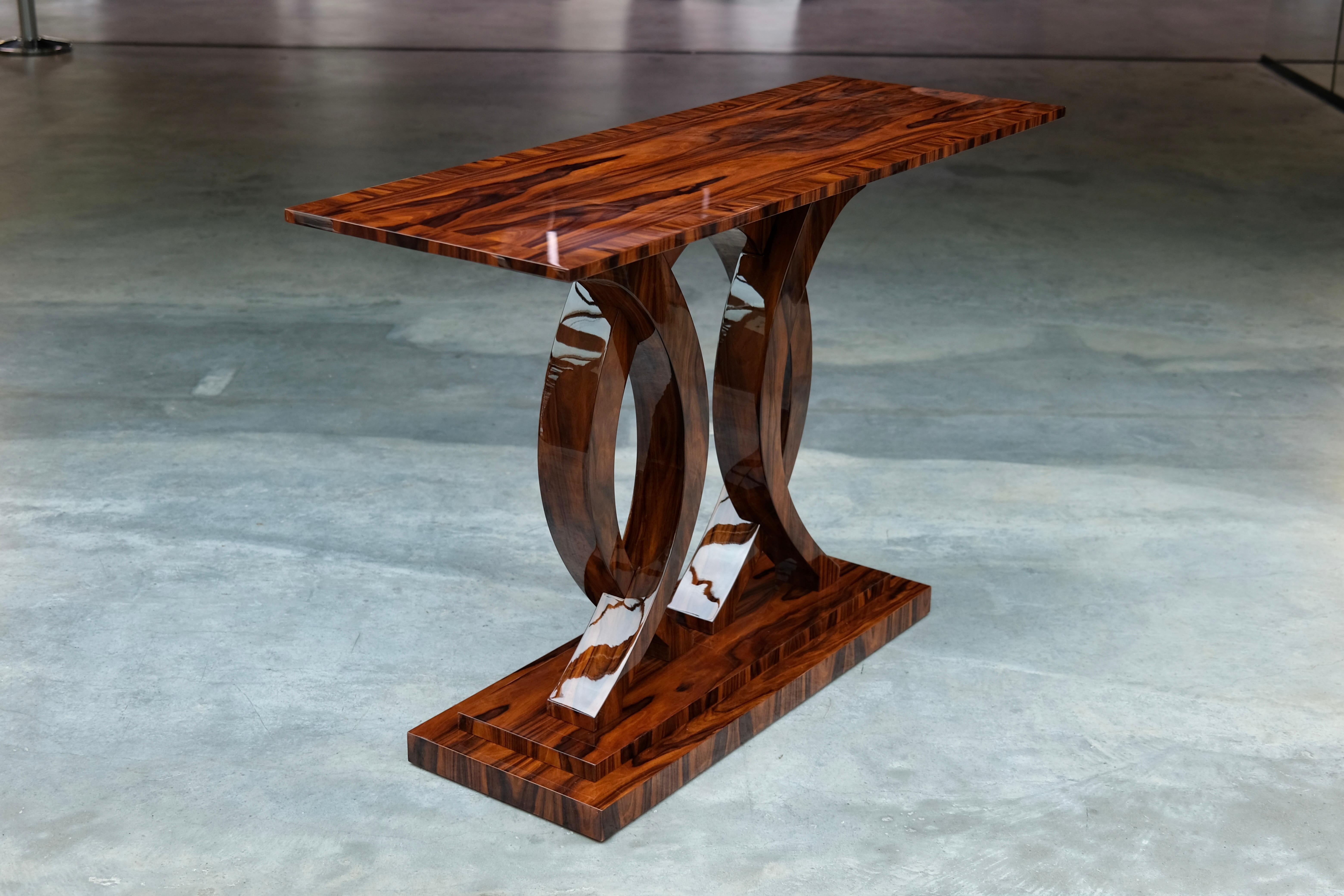 Konsolentisch im Art-déco-Stil aus Reel-Holz mit geschwungenem Sockel und anpassbarer Größe (Deutsch) im Angebot