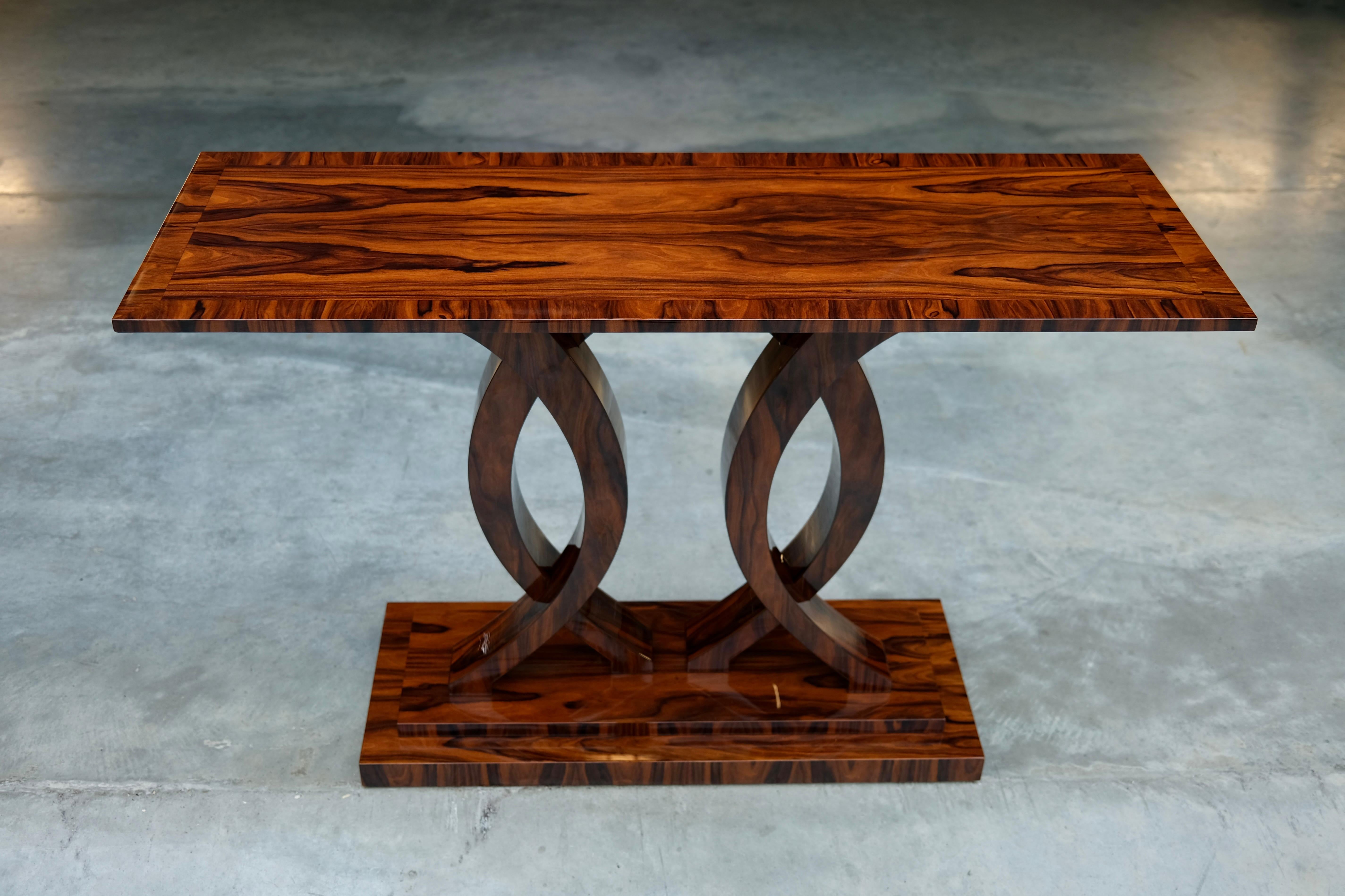 Konsolentisch im Art-déco-Stil aus Reel-Holz mit geschwungenem Sockel und anpassbarer Größe (Lackiert) im Angebot