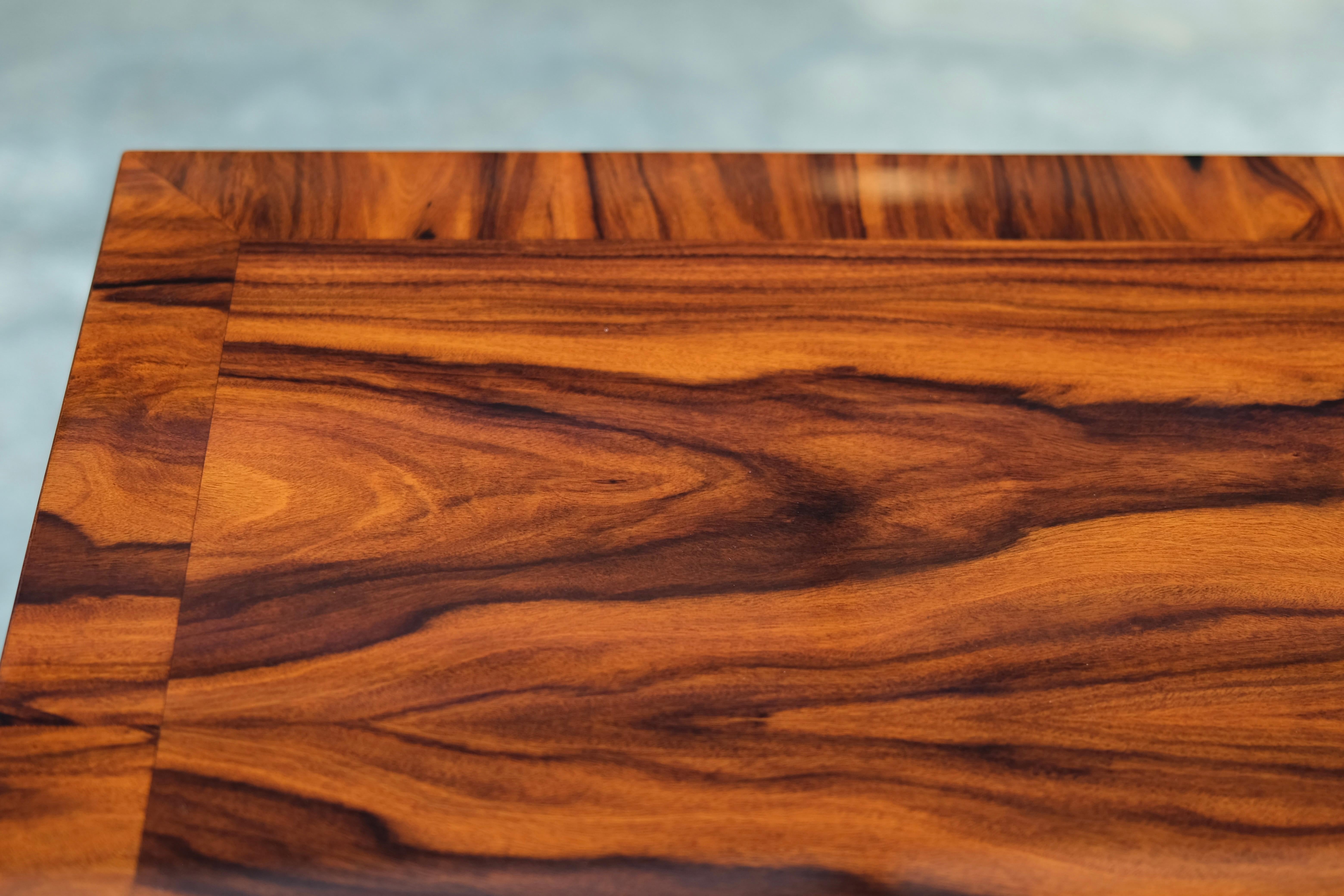 Konsolentisch im Art-déco-Stil aus Reel-Holz mit geschwungenem Sockel und anpassbarer Größe im Zustand „Neu“ im Angebot in Ulm, DE