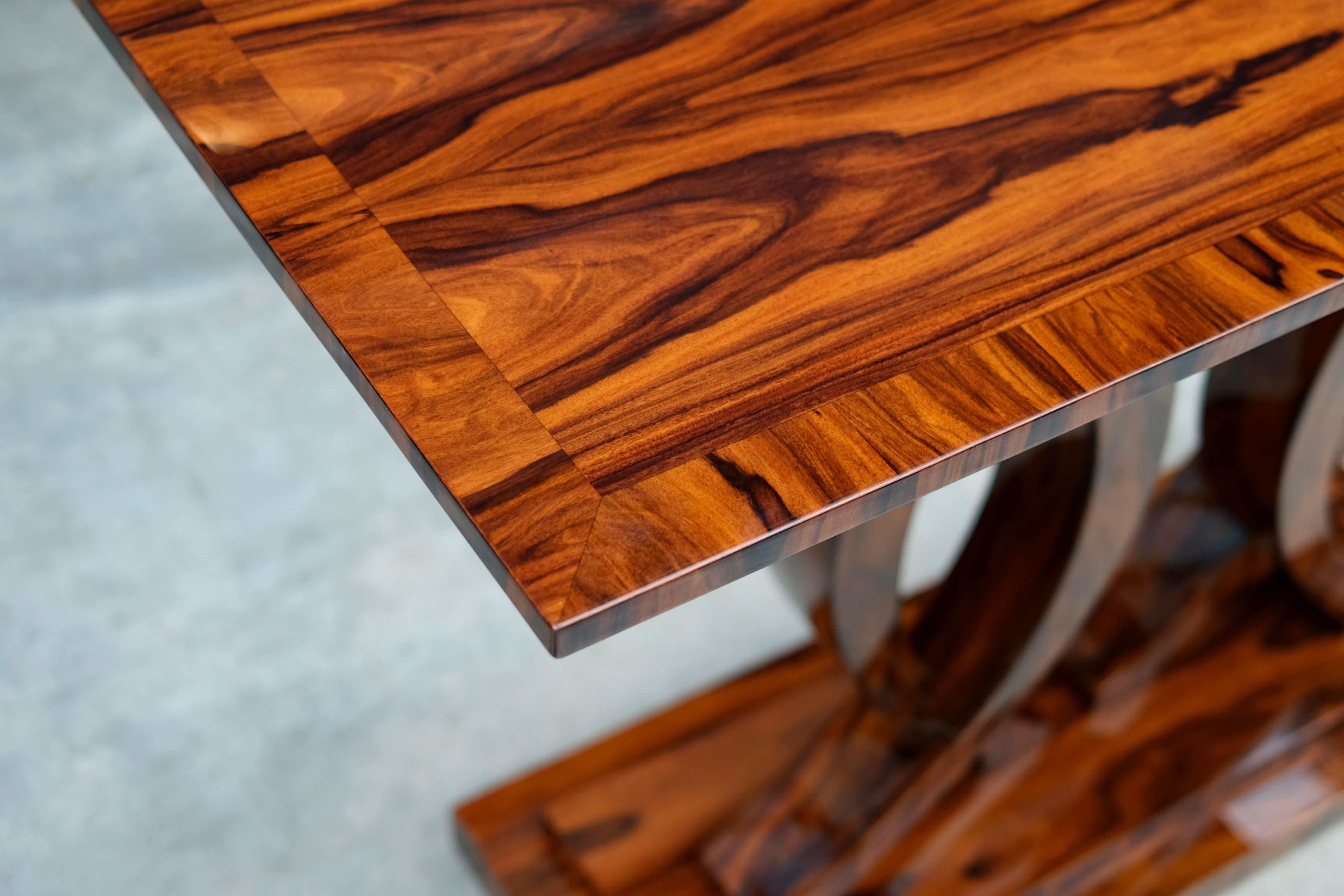 Konsolentisch im Art-déco-Stil aus Reel-Holz mit geschwungenem Sockel und anpassbarer Größe (21. Jahrhundert und zeitgenössisch) im Angebot