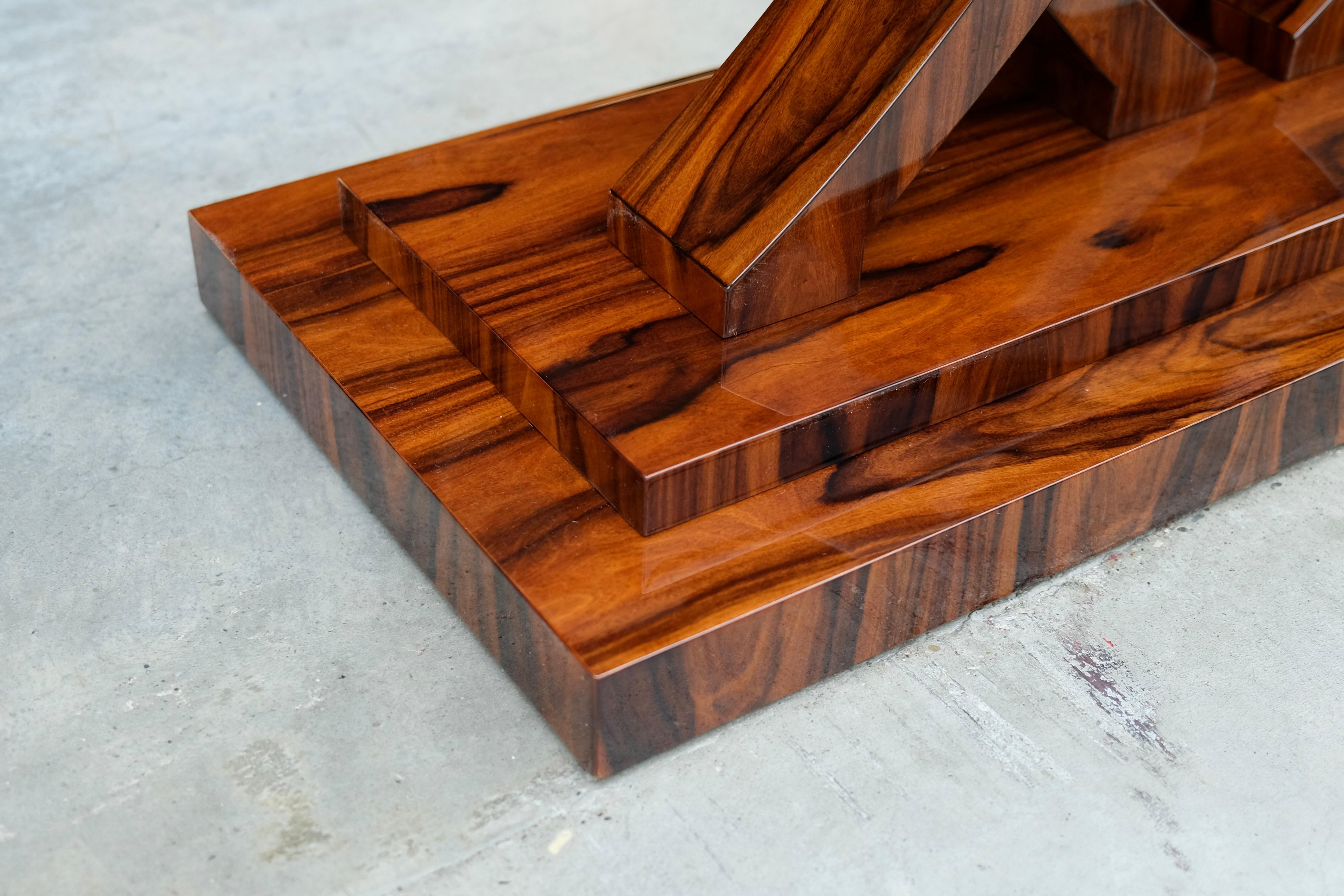 Konsolentisch im Art-déco-Stil aus Reel-Holz mit geschwungenem Sockel und anpassbarer Größe (Buchenholz) im Angebot