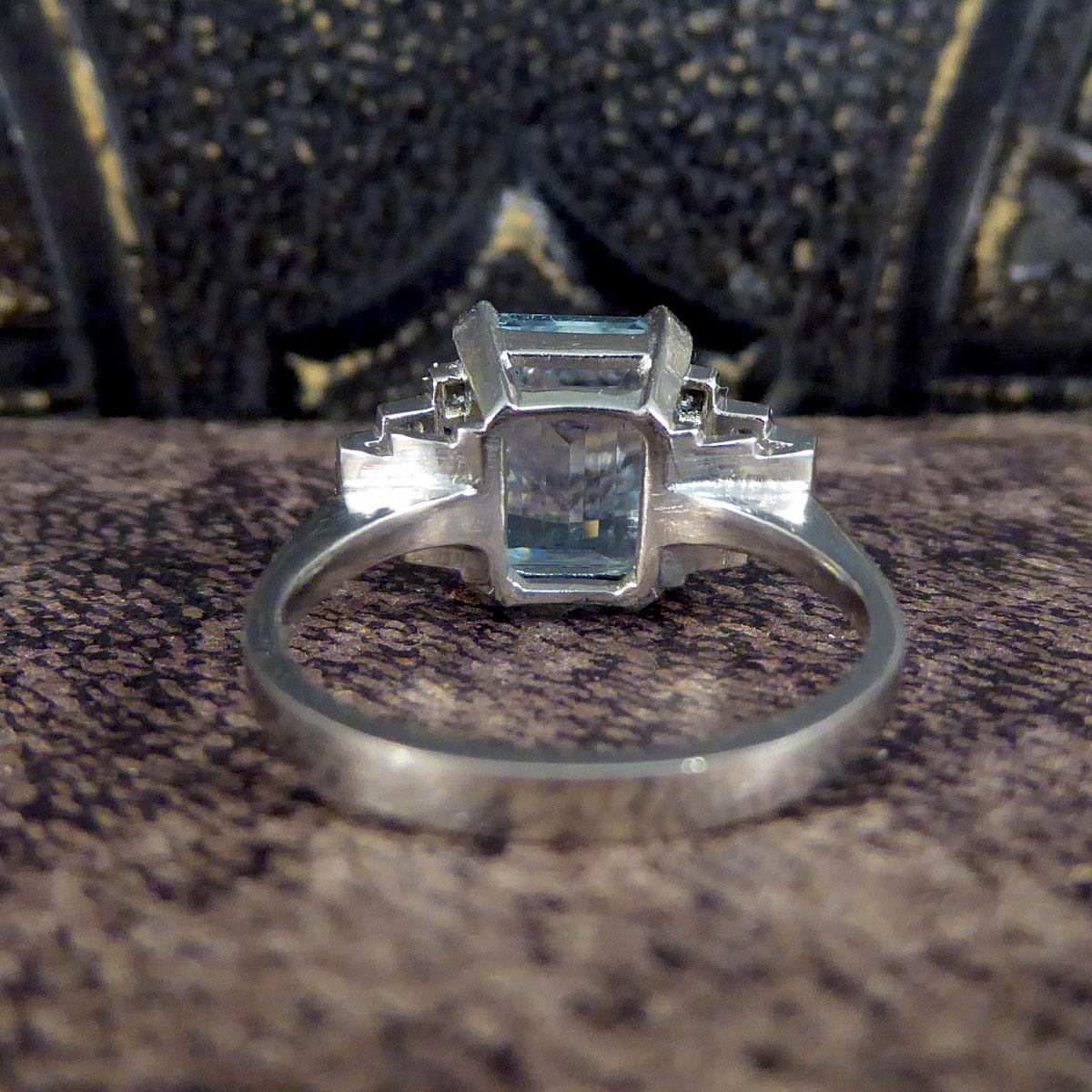 Zeitgenössischer Art-Déco-Ring aus Platin mit 3,30 Karat Aquamarin und Diamant (Smaragdschliff)