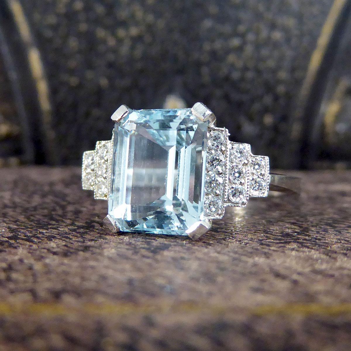 Zeitgenössischer Art-Déco-Ring aus Platin mit 3,30 Karat Aquamarin und Diamant im Zustand „Hervorragend“ in Yorkshire, West Yorkshire