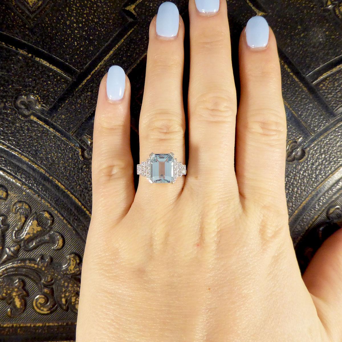 Zeitgenössischer Art-Déco-Ring aus Platin mit 3,30 Karat Aquamarin und Diamant 1
