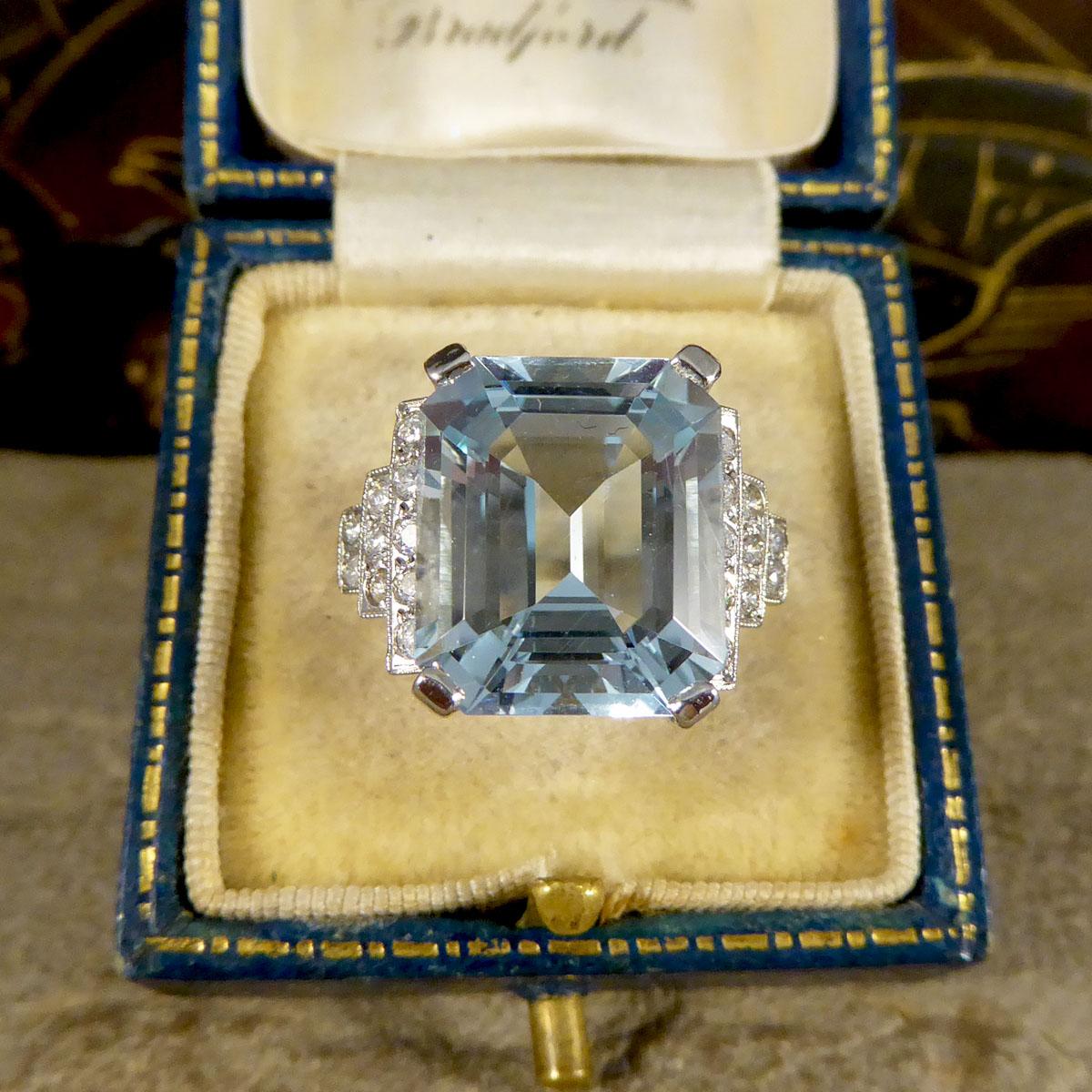 Women's or Men's Art Deco Style Contemporary 9.00ct Aquamarine and Diamond Ring in Platinum