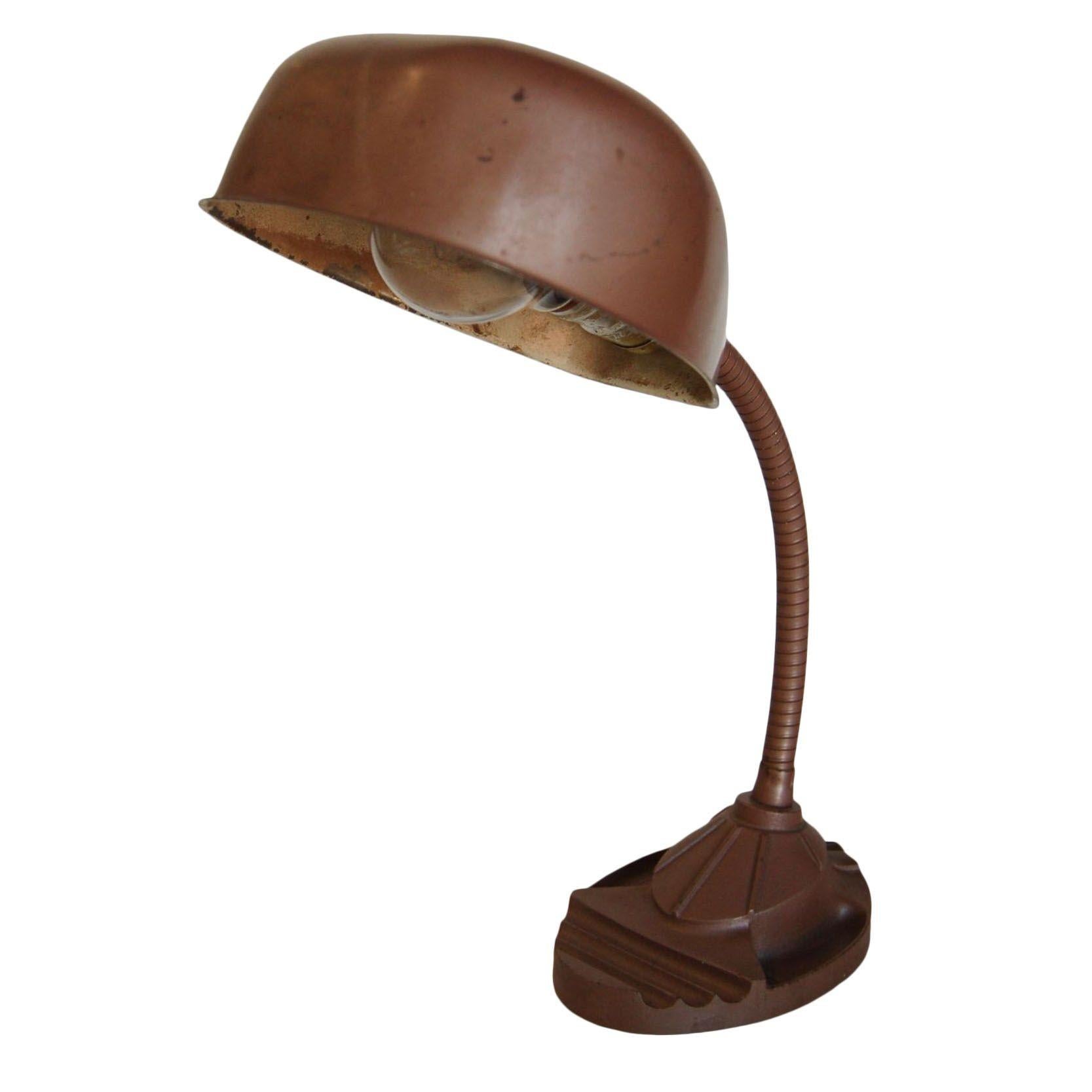 Art Deco Stil Machine Age braune Metall Schwanenhals Schreibtischlampe mit einem Stifthalter.