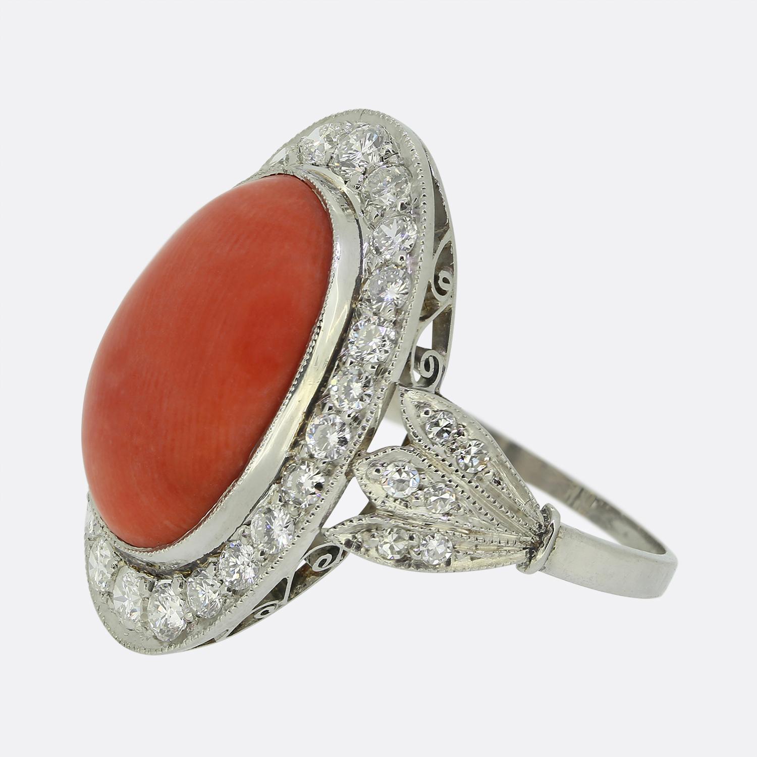 Nous avons ici une magnifique bague à grappes de coraux et de diamants qui rend parfaitement hommage à un style célèbre pendant le mouvement Art déco. Le point central de cette pièce en platine est un grand corail de forme ovale entouré d'une rangée