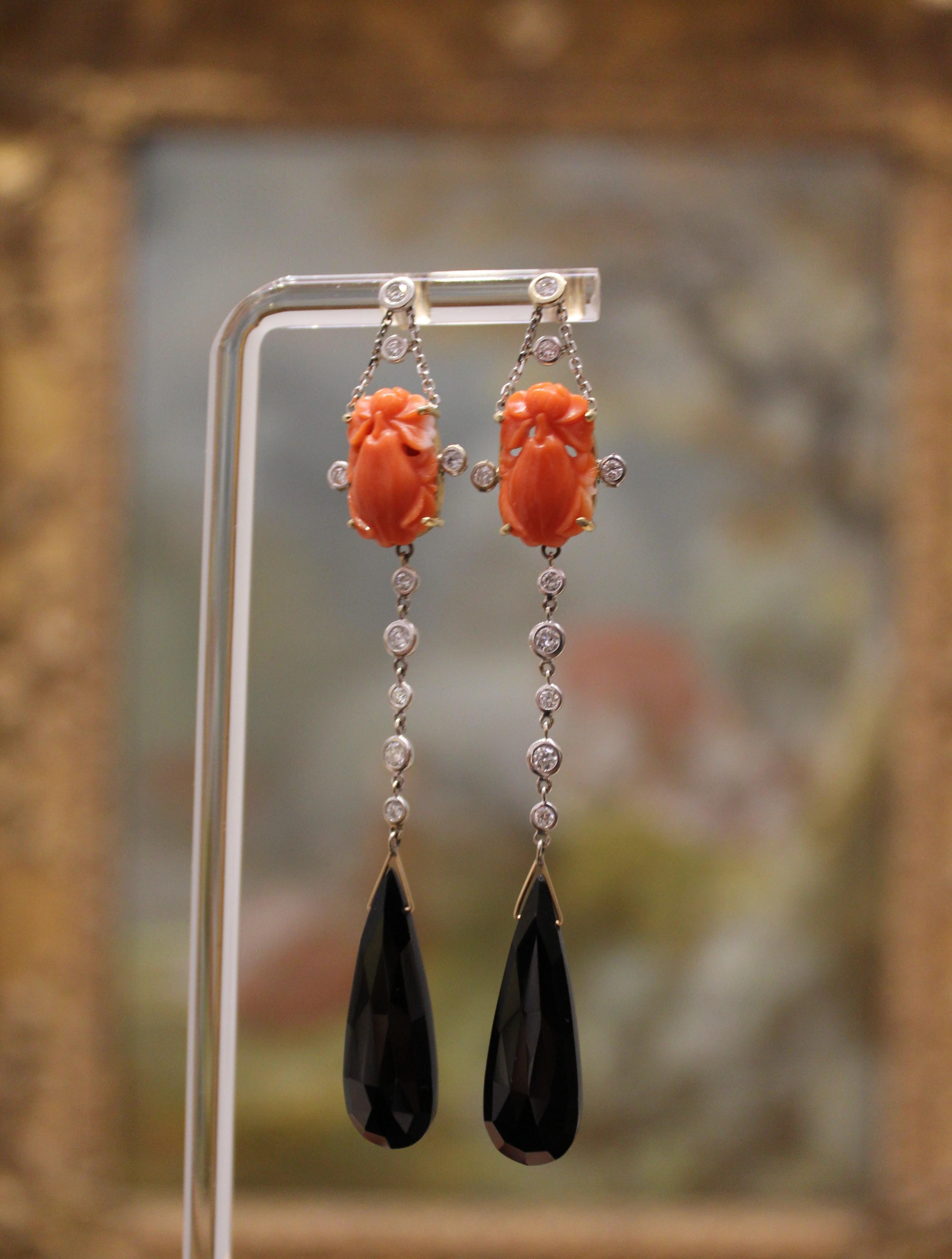 Ispirato alle forme organiche dell'Art Nouveau e alla precisione geometrica dell'Art Deco, questo squisito orecchino ricostruisce un paio di orecchini di corallo vintage, finemente intagliati a forma di frutta. Il delicato corallo è collegato a una