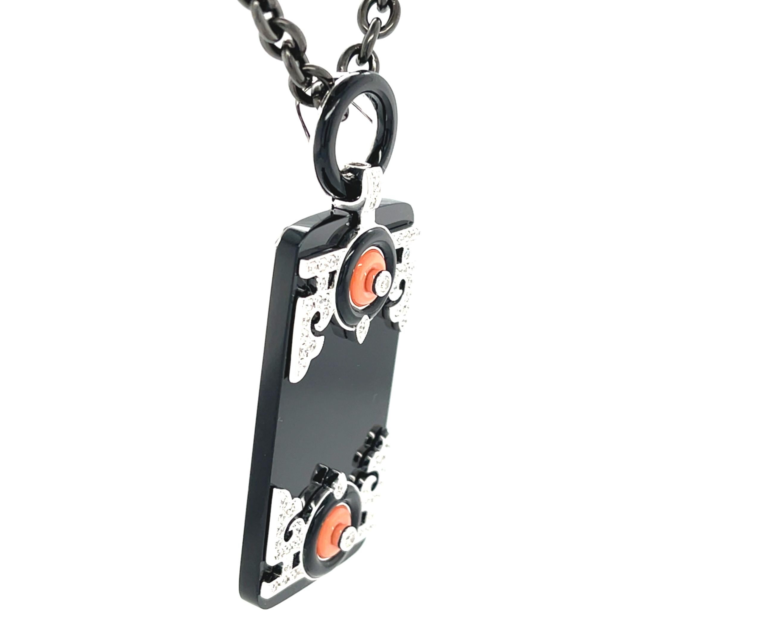 Questa bellissima collana presenta cabochon di corallo rotondi tempestati di diamanti incastonati in uno splendido ciondolo a forma di piastrella in onice nero. I coralli aggiungono dimensione e colore a questa collana ispirata all'Art Déco, con