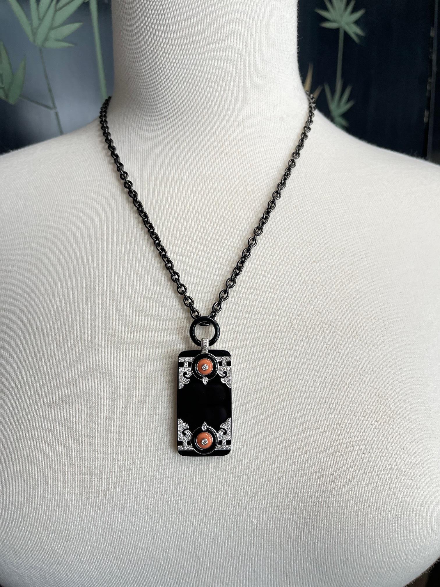 Taglio rotondo Ciondolo in stile Art Deco con corallo, diamanti, onice e oro bianco con catena in acciaio in vendita