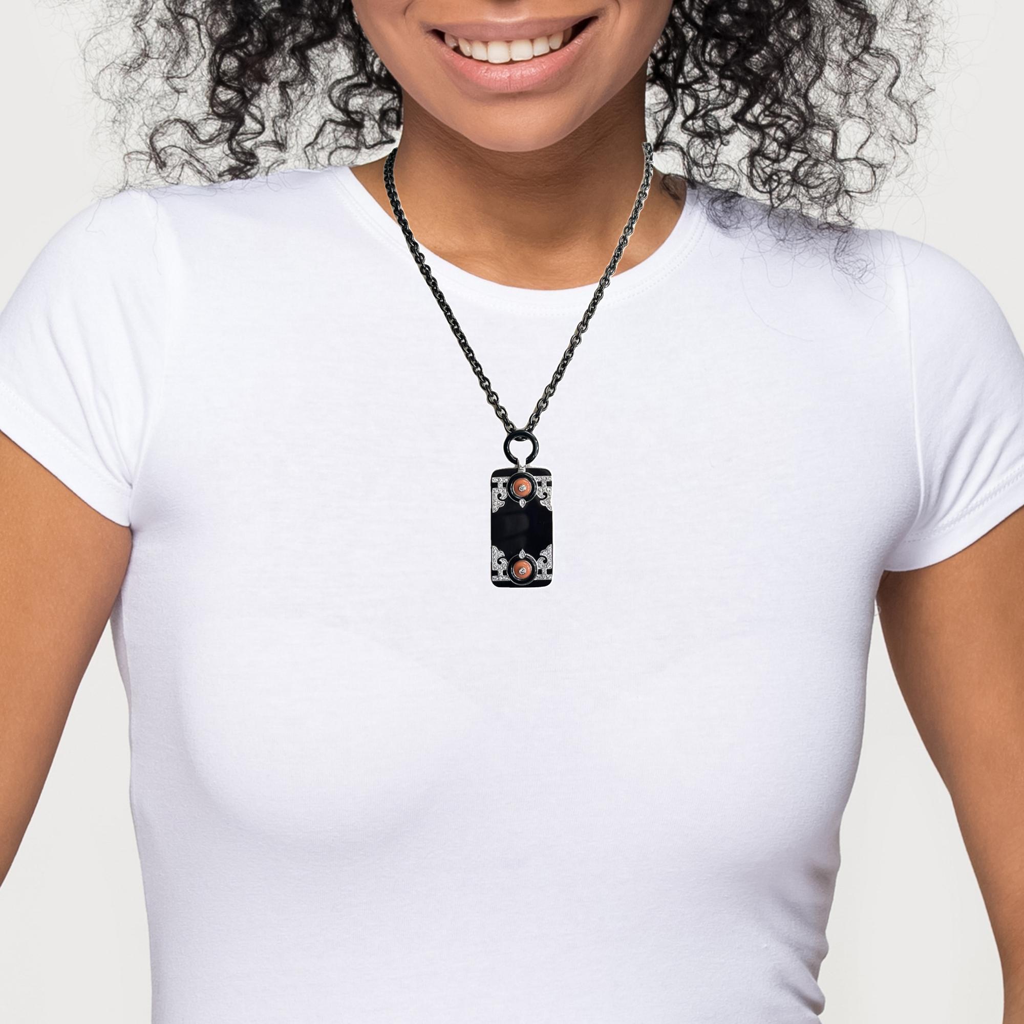 Ciondolo in stile Art Deco con corallo, diamanti, onice e oro bianco con catena in acciaio In condizioni Nuovo in vendita a Los Angeles, CA