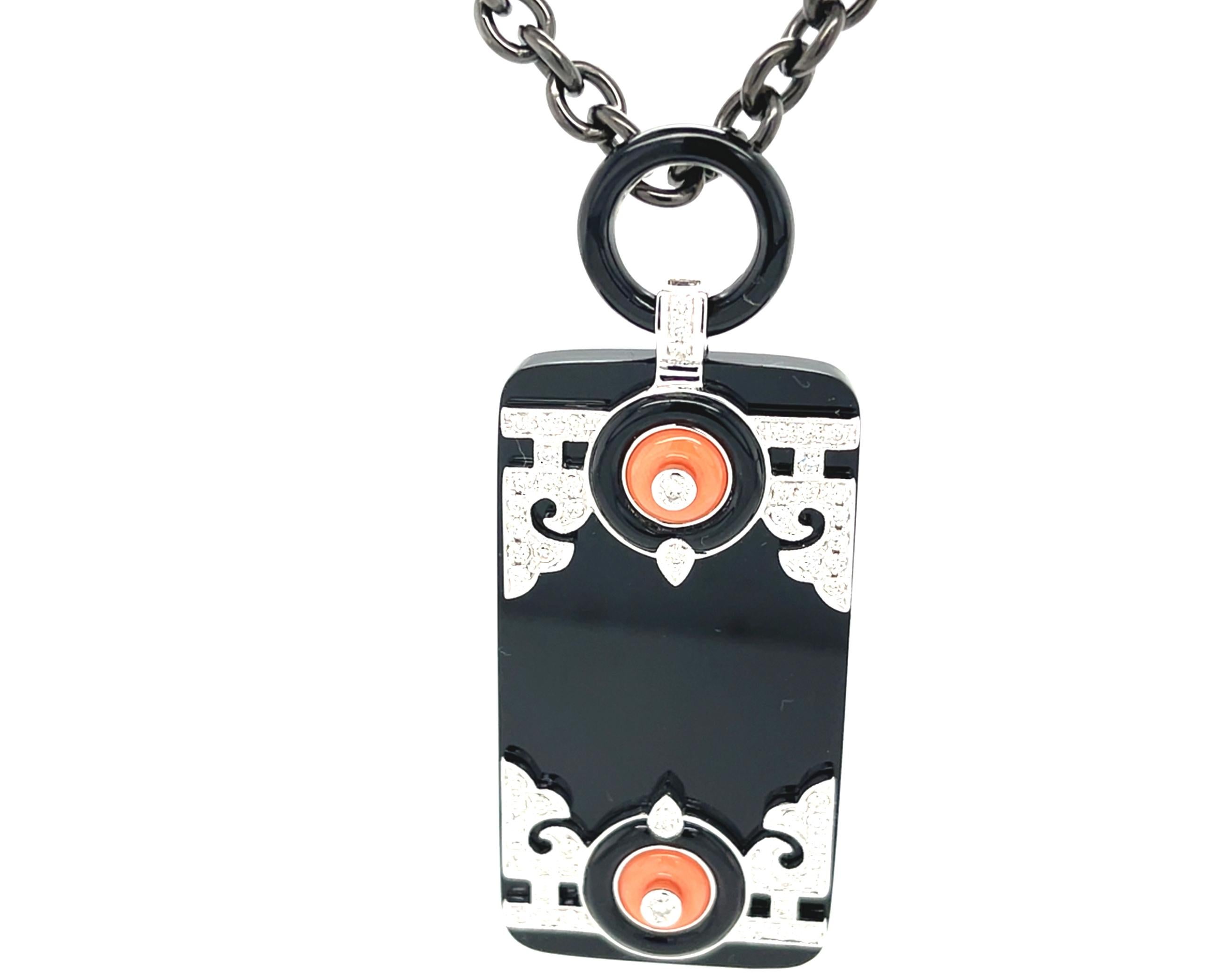 Ciondolo in stile Art Deco con corallo, diamanti, onice e oro bianco con catena in acciaio in vendita 2