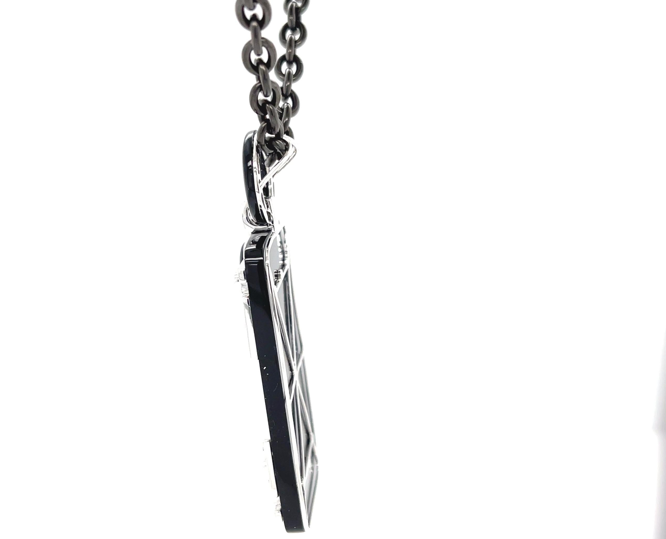 Ciondolo in stile Art Deco con corallo, diamanti, onice e oro bianco con catena in acciaio in vendita 3