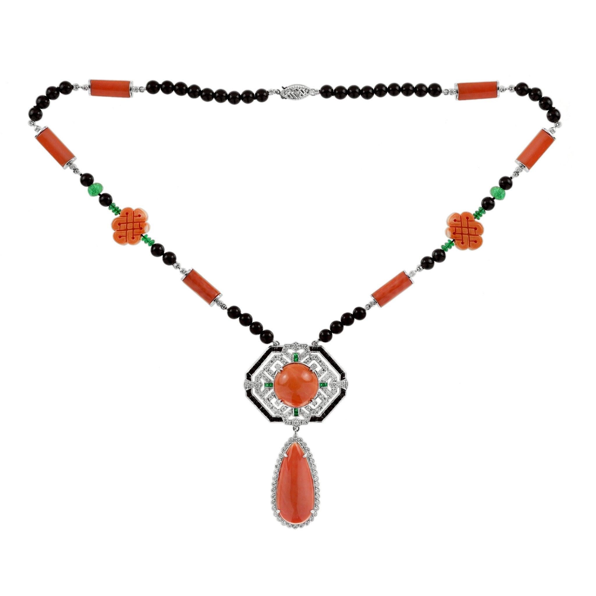 Collana Estate, 116 diamanti rotondi da 1,66 carati  H SI ,1 Corallo a forma di pera 15,50 ct ,1 Corallo rotondo 19,35 ct ,10 Corallo a forma libera 67,03 ct ,14 Smeraldo 3,26 ct ,42 Onice 17,96 ct ,8 Smeraldo taglio francese 0,24 ct ,44 Onice