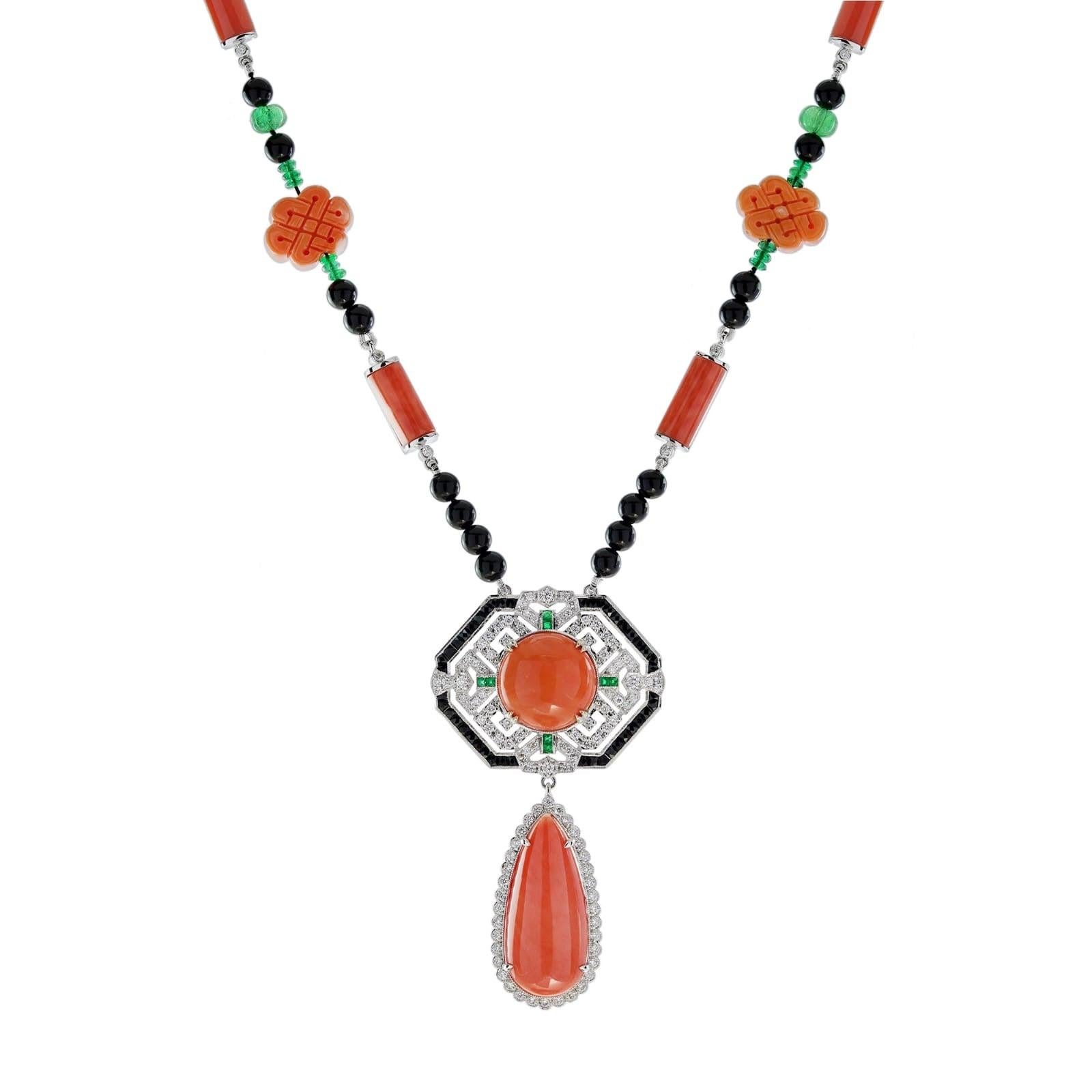 Taglio a goccia Collana in stile Art Deco con corallo, diamante, onice e smeraldo in oro bianco 18 carati in vendita