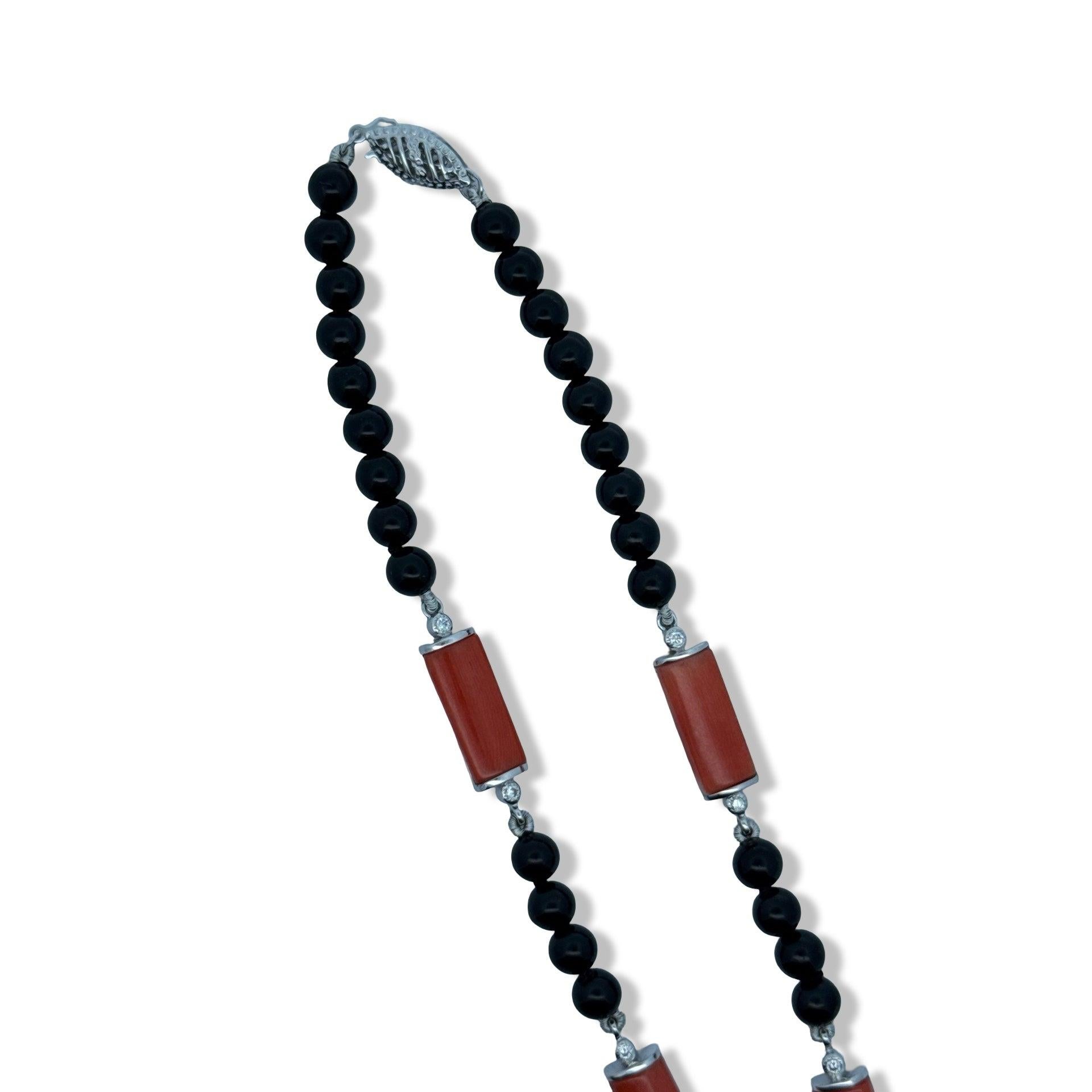 Collana in stile Art Deco con corallo, diamante, onice e smeraldo in oro bianco 18 carati In condizioni Nuovo in vendita a Derby, NY