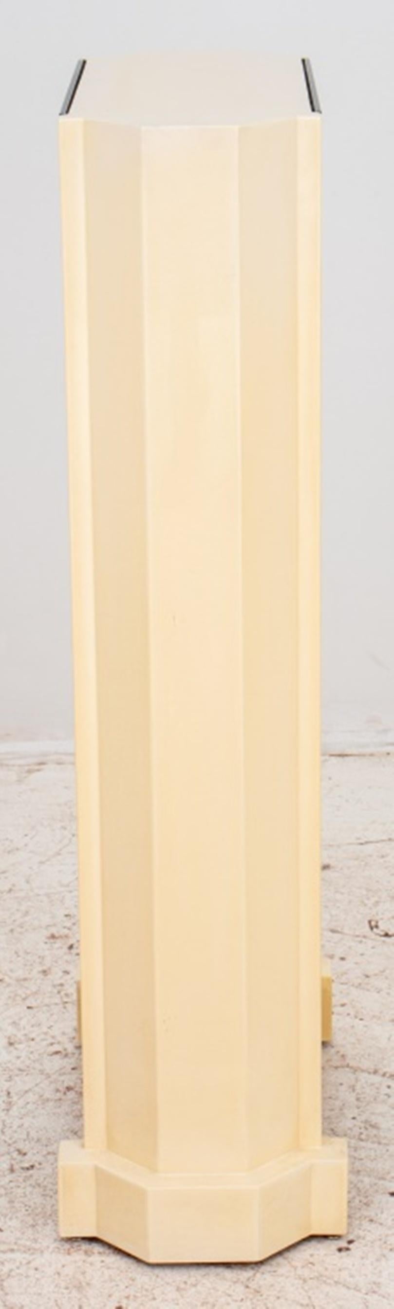 Cremefarbener lackierter Sockel im Art-déco-Stil (20. Jahrhundert) im Angebot