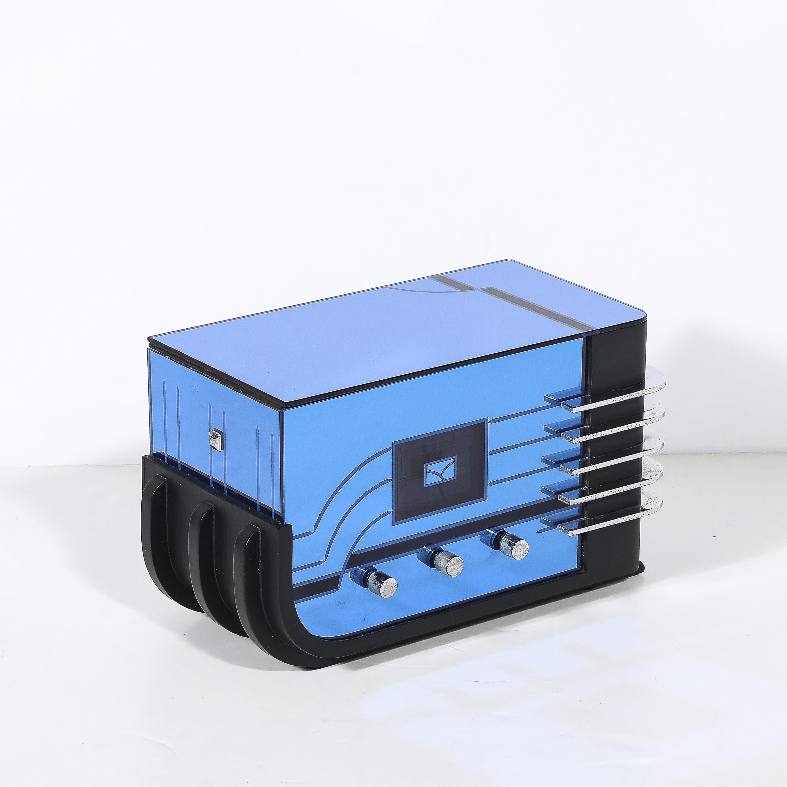 Estilo Art Déco Crosley CR38 Sleigh Radio en Cristal Azul y Cromo en venta 3