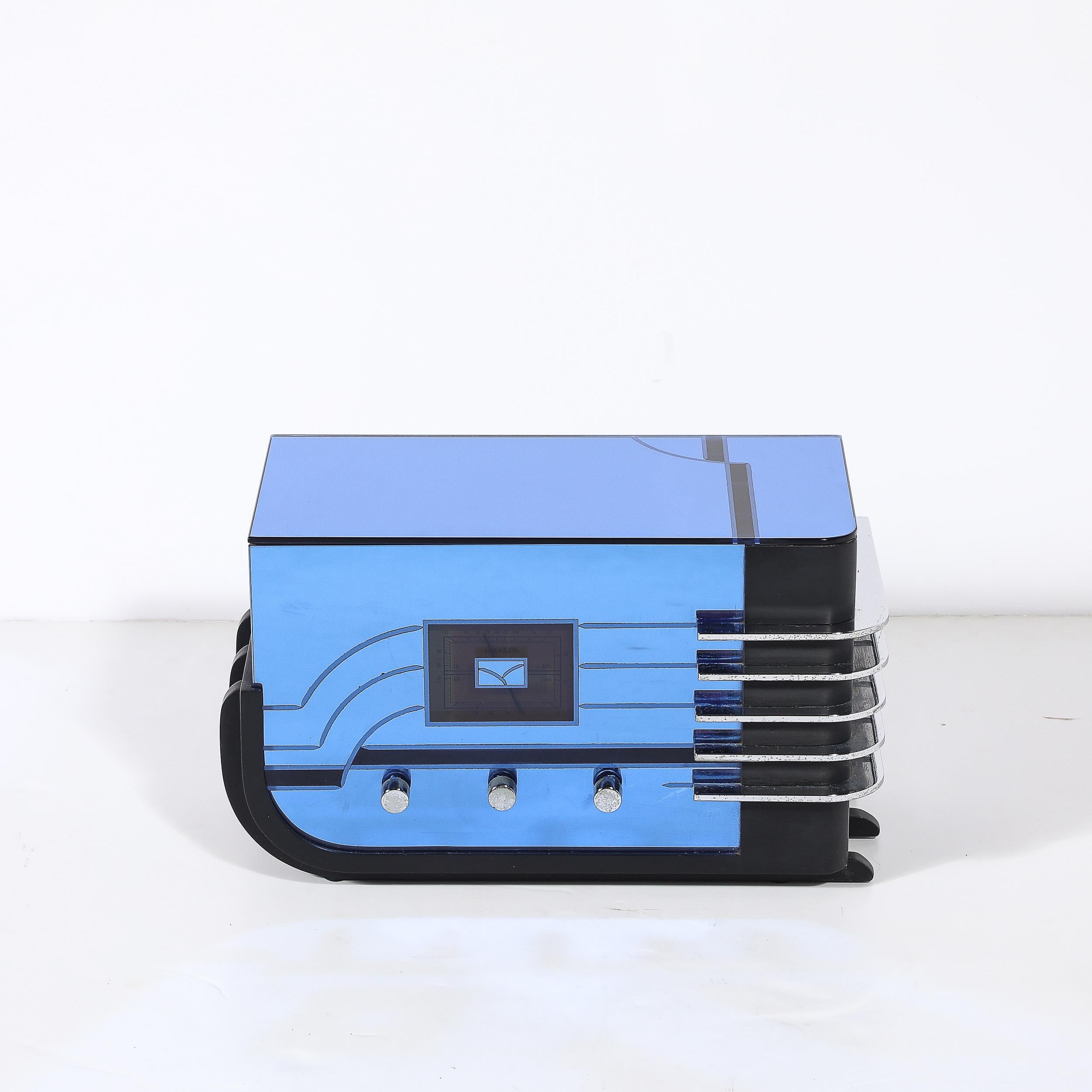 Esta Radio Crosley CR38 Sleigh combina el encanto vintage con un diseño inspirado en el Art Decó, mostrando elegantes paneles de cristal azul y detalles de cromo pulido. Aunque se fabricó en el siglo XX, su estética recuerda la elegancia geométrica