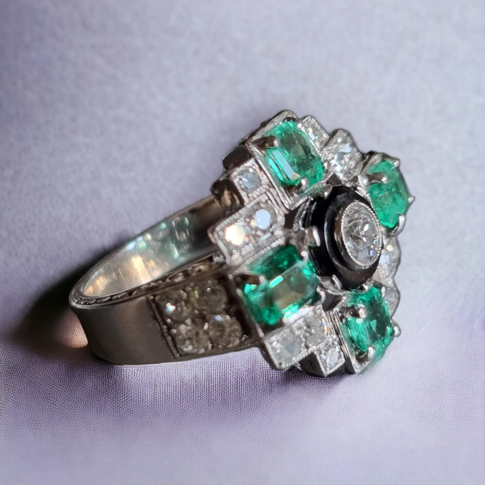 Art-Deco Style Cross Shaped Design Emerald, Diamond and Onyx Cocktail Ring In Excellent Condition For Sale In OVIEDO, AS