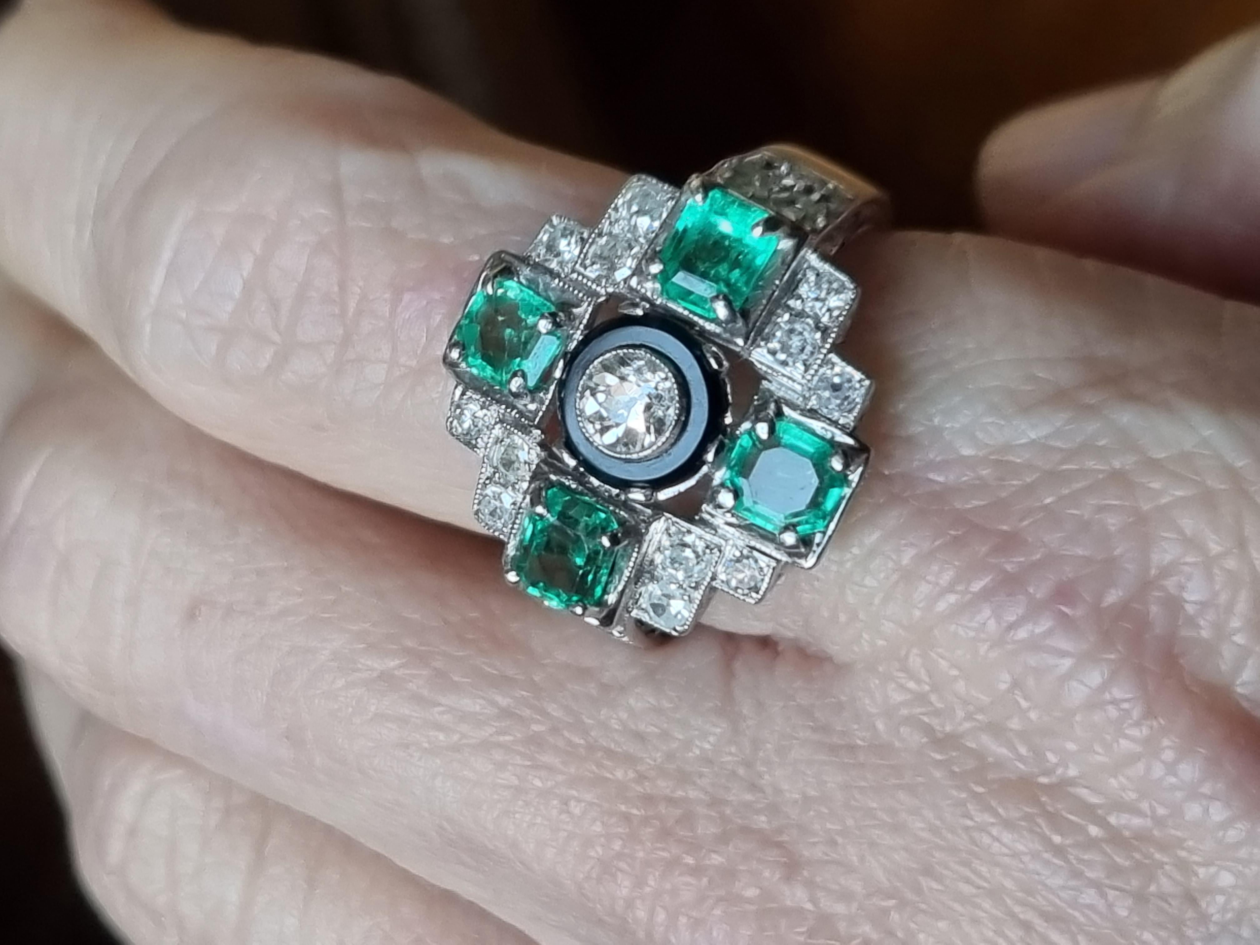 Art-Deco Style Cross Shaped Design Emerald, Diamond and Onyx Cocktail Ring For Sale 2