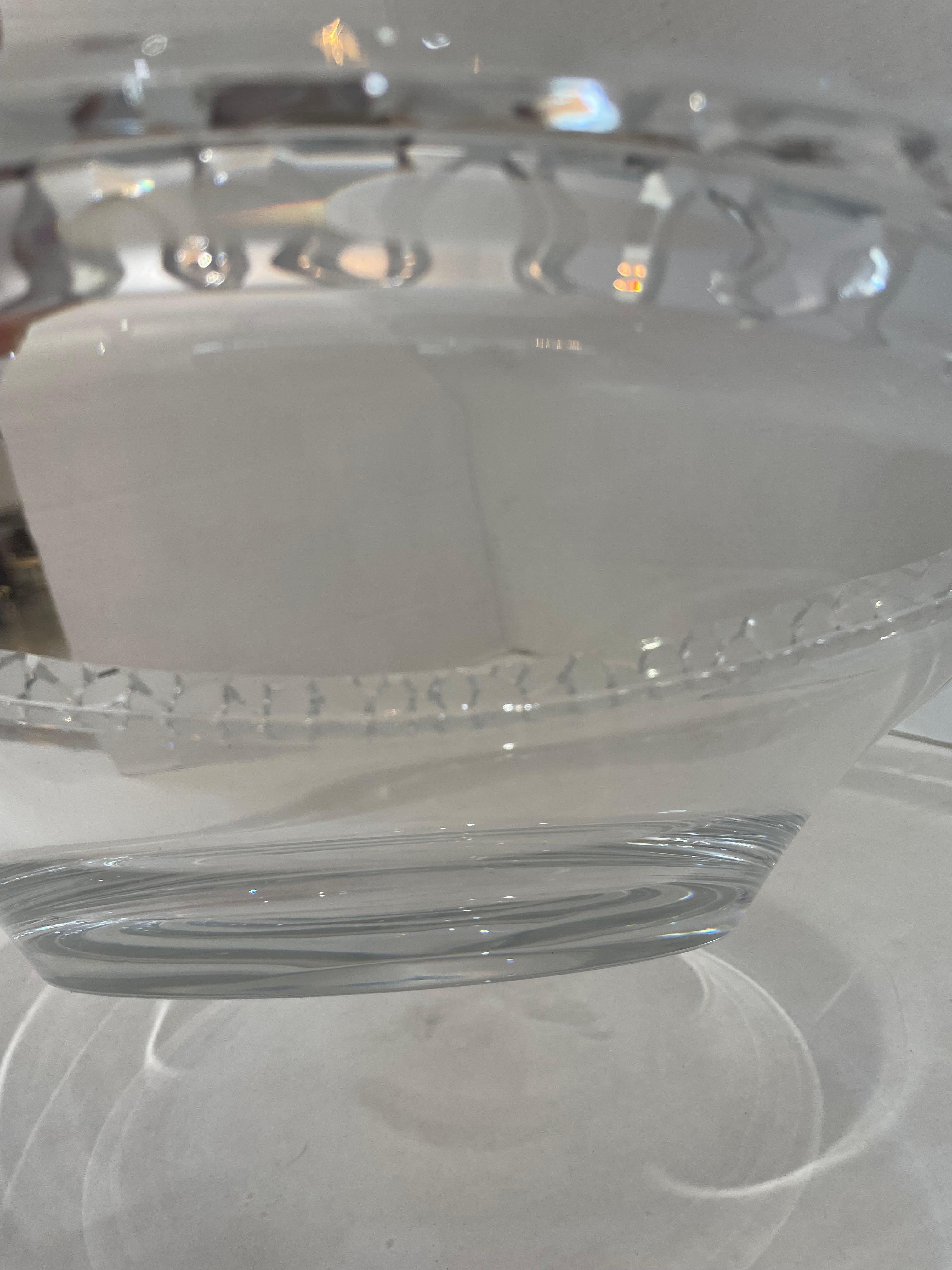 This stylish and chic Mikasa crystal serving dish will make a subtle statement with its Art Deco detailing and form. 