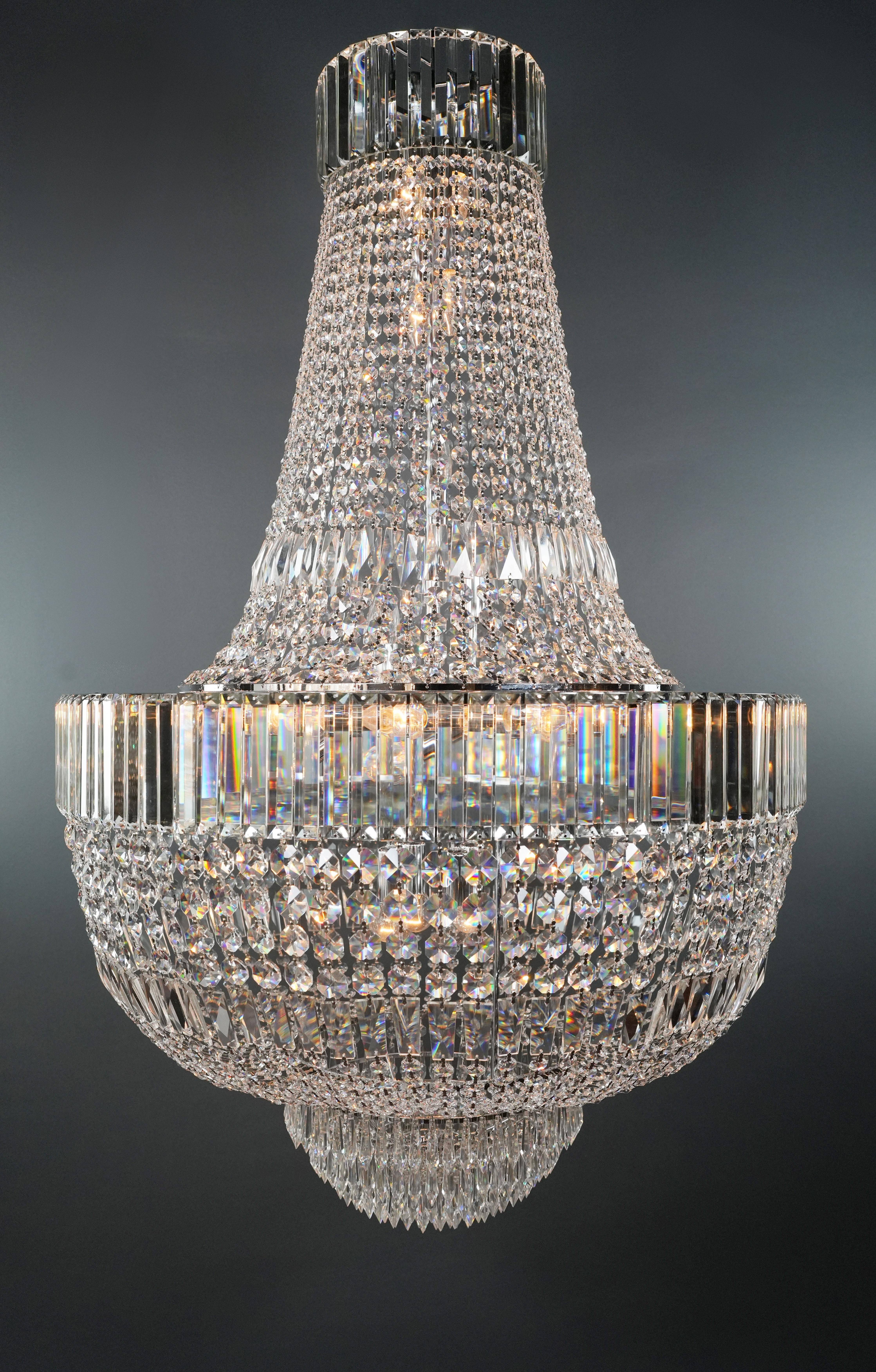 Araña de Cristal Art Decó - Elegancia Imperio en Tamaños Personalizables

Presentamos una nueva araña de cristal de estilo Art Déco que captura la grandeza de la época del Imperio al tiempo que ofrece una sofisticación moderna. Elaborada con