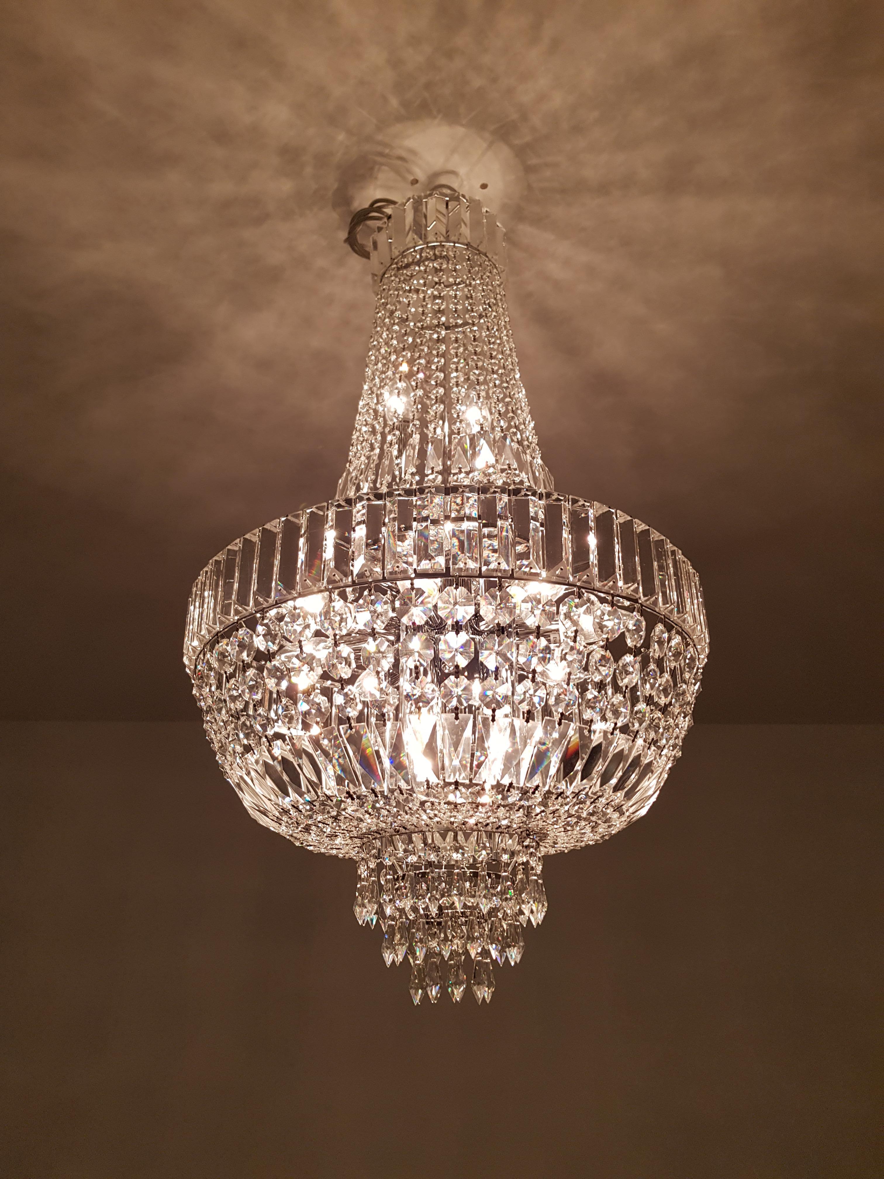 Art Deco Style Crystal Chandelier Empire Sac a Pearl Palace Lamp Chrome In New Condition For Sale In Berlin, DE