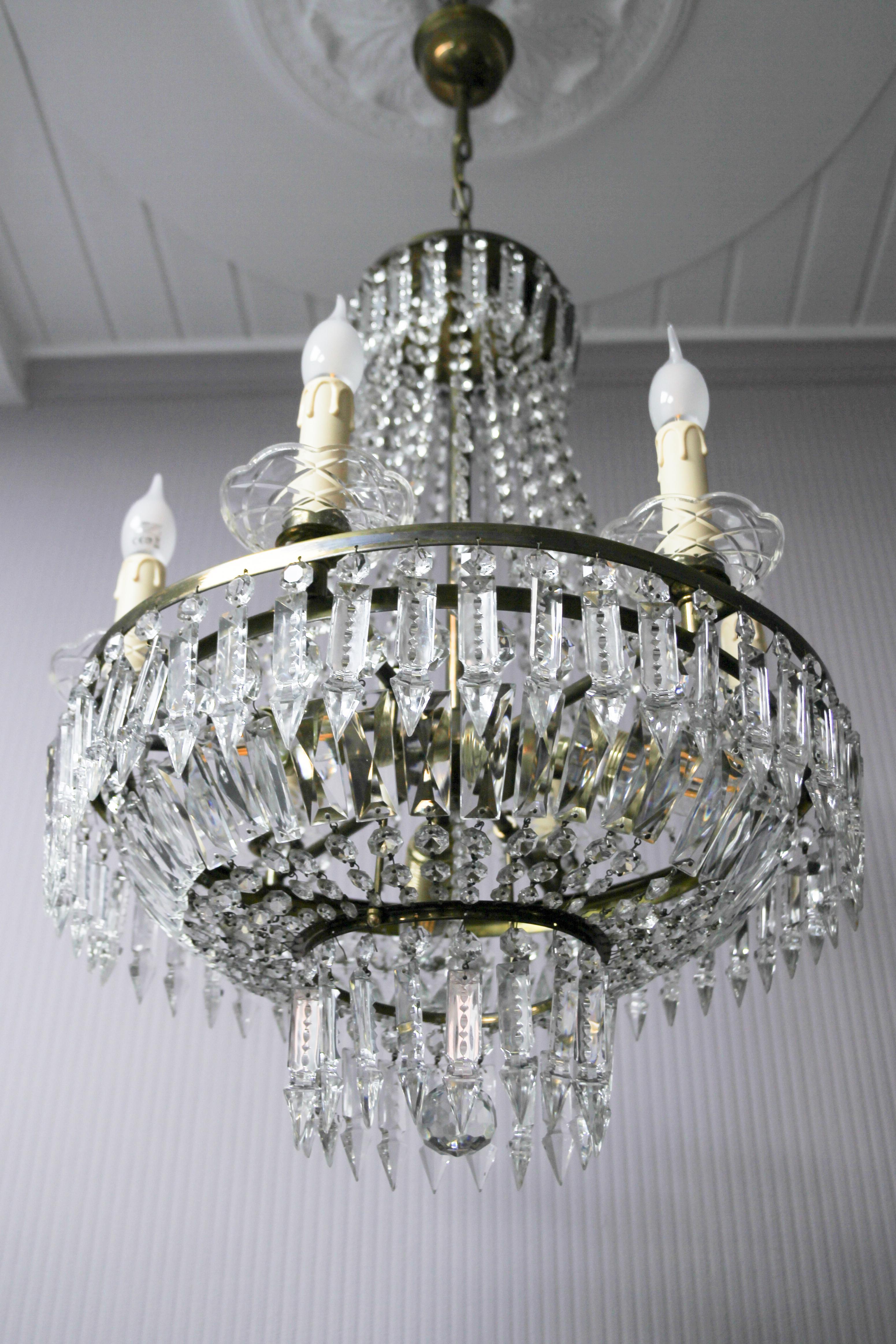 Art Deco Style Crystal Glass and Brass Nine-Light Basket Chandelier In Good Condition For Sale In Barntrup, DE