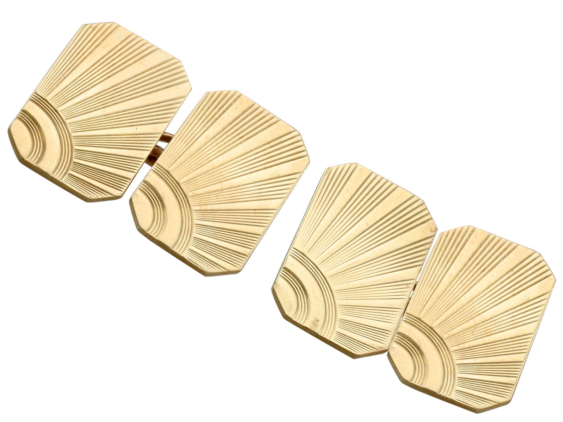 Une paire de boutons de manchette vintage de style Art Deco en or jaune 9 carats, faisant partie de notre collection de bijoux pour hommes.

Ces boutons de manchette vintage ont été réalisés en or jaune 9 carats dans le style Art Deco.

Les boutons