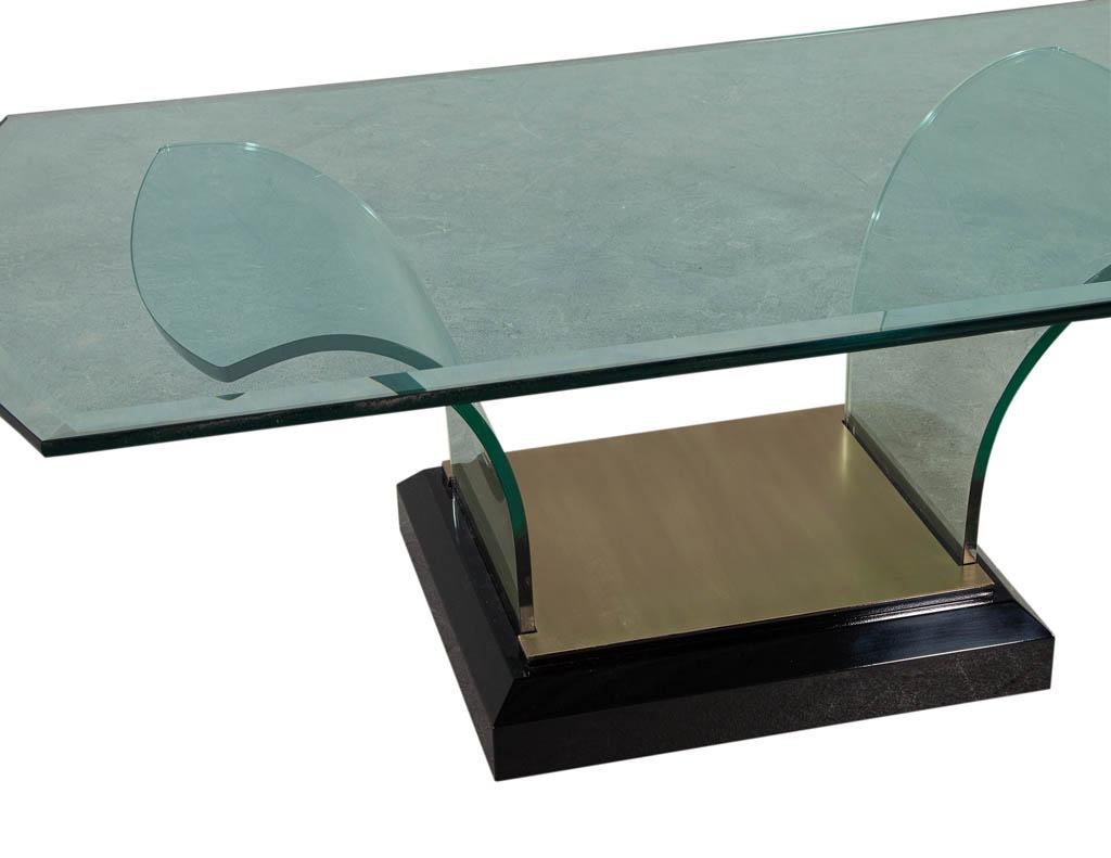 Américain Table basse en verre incurvée de style Art Déco en vente