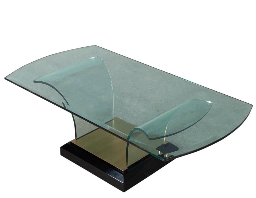 Métal Table basse en verre incurvée de style Art Déco en vente