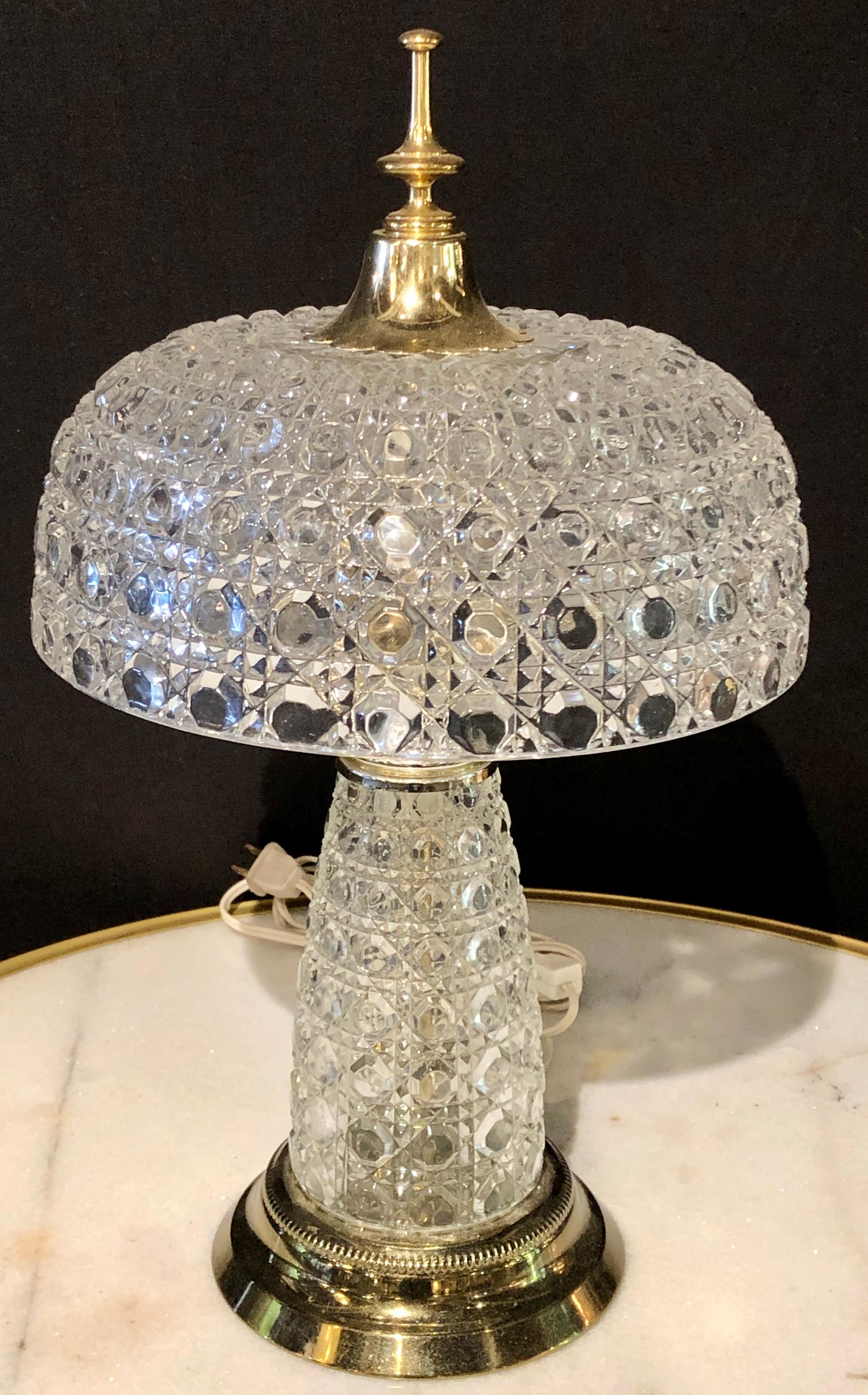 Kuppelförmige Schreibtischlampe aus geschliffenem Kristall im Art-Déco-Stil. Eine sehr süße dekorative Tisch- oder Bürolampe aus schwerem geschliffenem Kristall.
SX.
