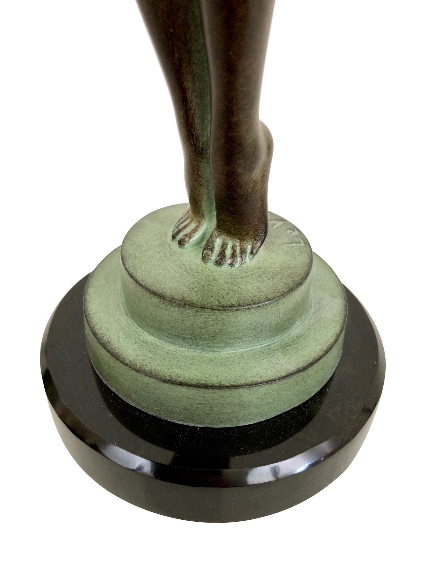 Sculpture de danseuse de style Art Déco Clarté avec boule de jade Original Max Le Verrier 1
