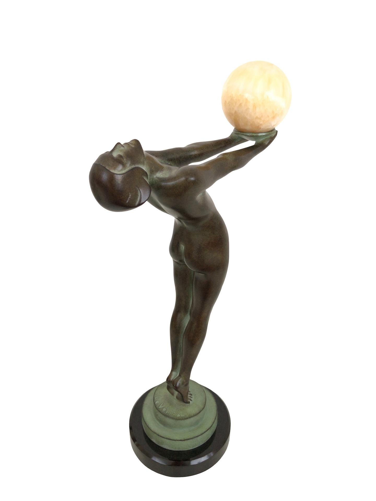 Art déco Sculpture de danseuse de style Art Déco Clarté avec boule de jade Original Max Le Verrier