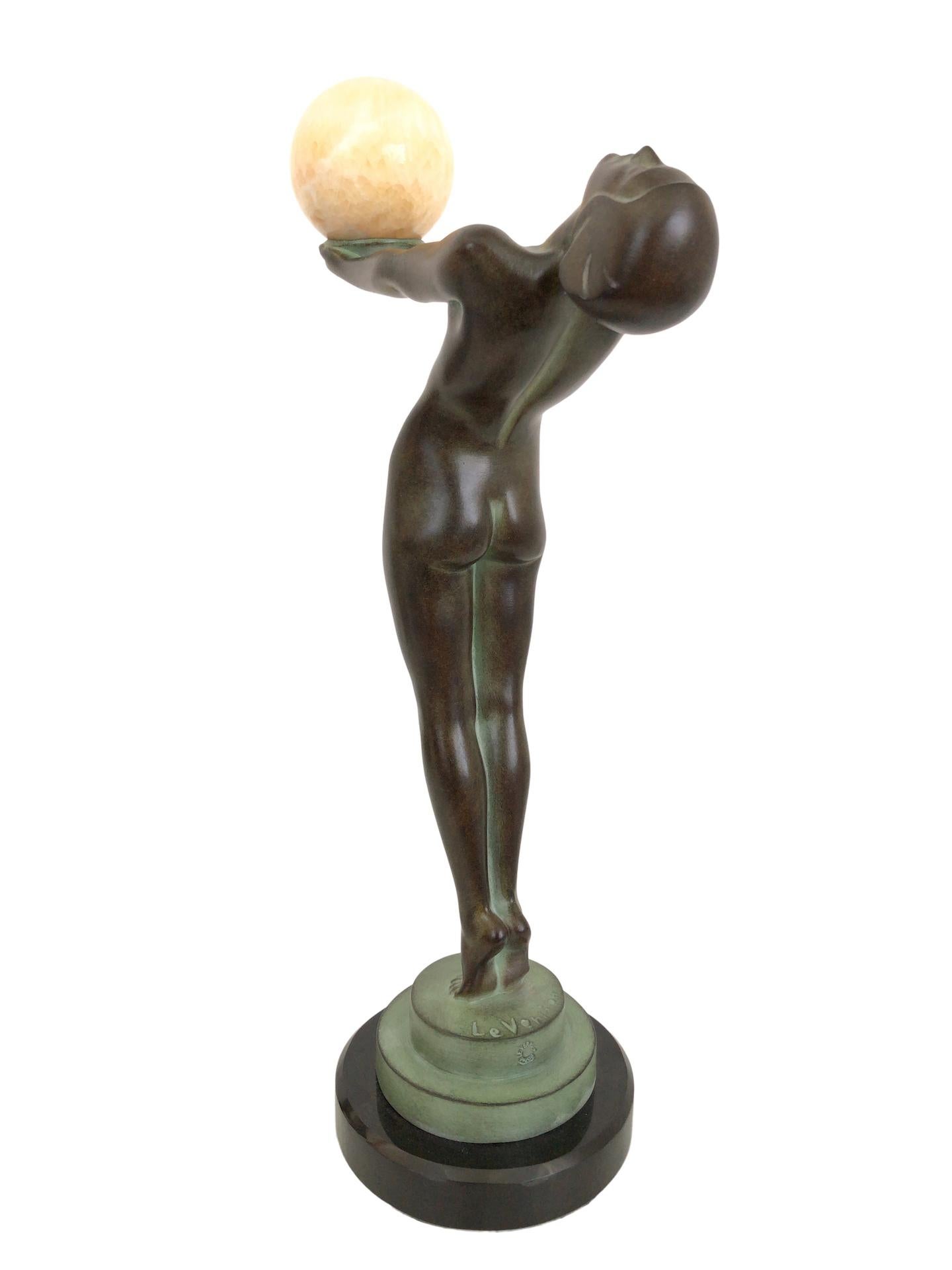 Français Sculpture de danseuse de style Art Déco Clarté avec boule de jade Original Max Le Verrier