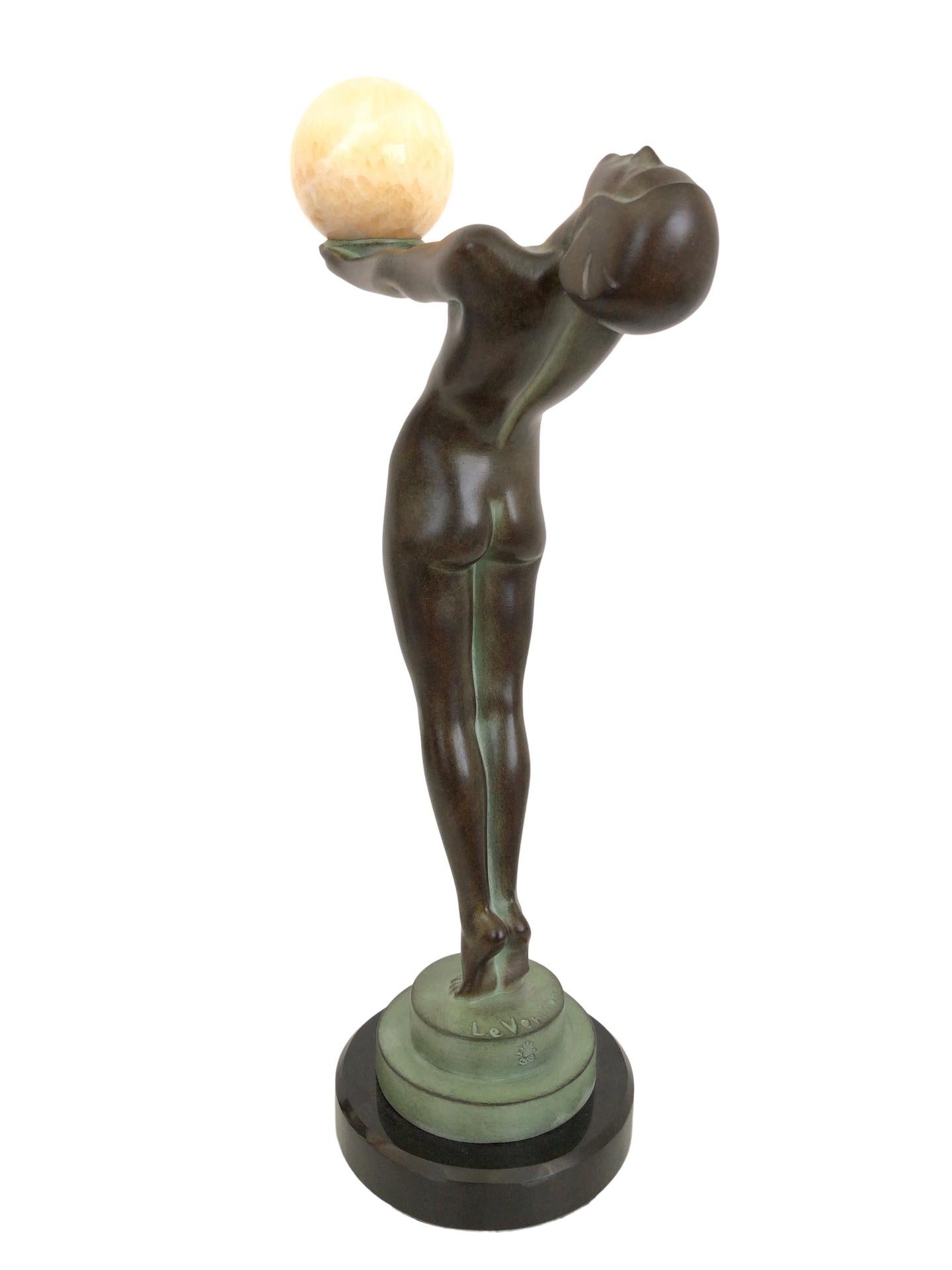 Patinato Scultura di ballerina Art Deco Style Clarté con palla di giada Originale Max Le Verrier in vendita