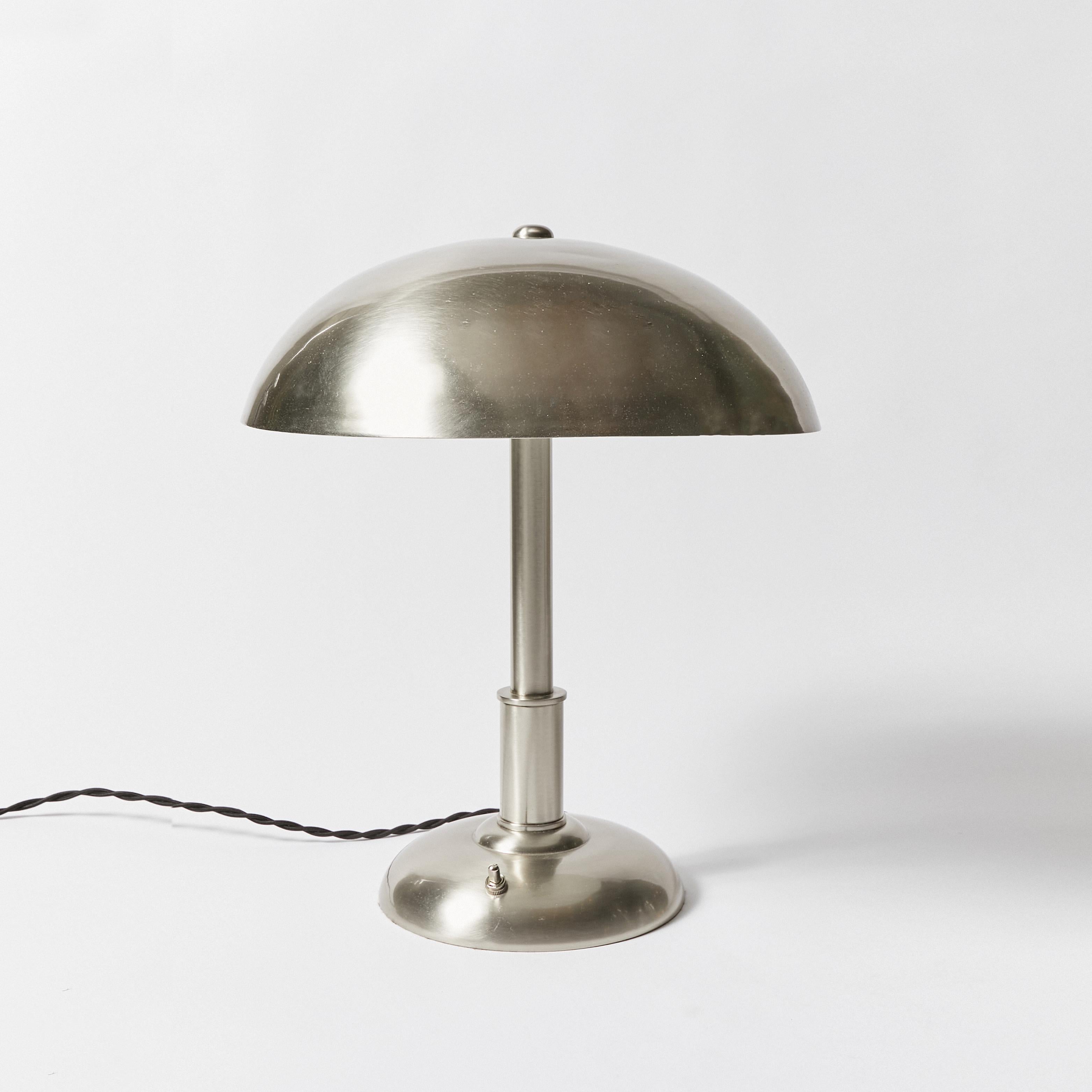 Schreibtischlampe im Art-Deco-Stil mit gewölbtem Metallschirm.