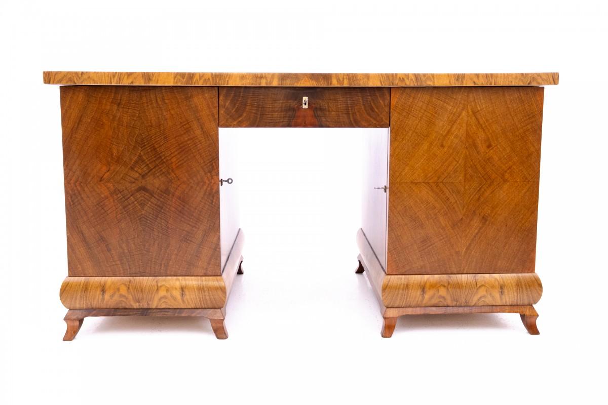 Scrivania Art Deco degli anni '40, Polonia.

Dimensioni: altezza 79 cm / larghezza 146 cm / profondità 70 cm / incavo poltrona: altezza 63 cm / larghezza 46 cm