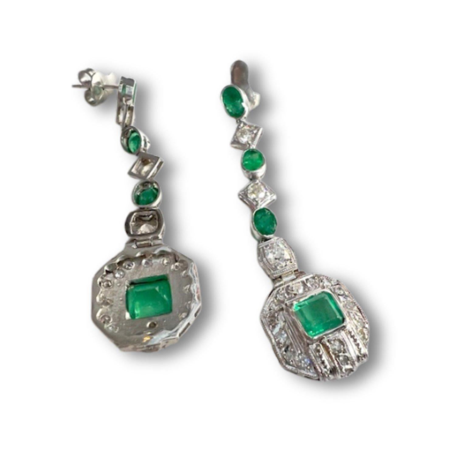 Art Deco Style Diamond and Emerald Platinum 750 Earrings In Good Condition In MADRID, ES