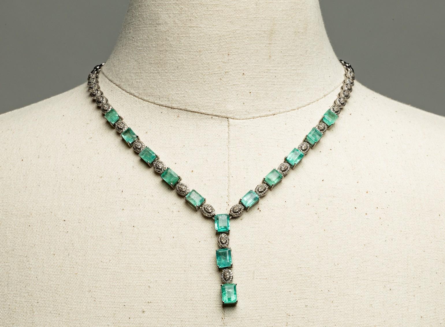 Eine elegante und atemberaubende Y-Halskette im Art-Déco-Stil, bestehend aus großen Smaragden im Smaragdschliff, die sich mit runden Diamanten im Brillantschliff in einer Pave`-Fassung abwechseln, gefasst in Sterlingsilber.  Die Smaragde haben