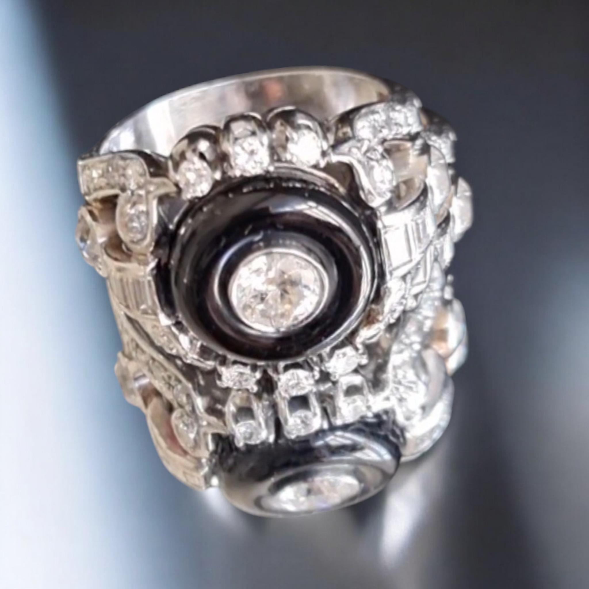 Anello in platino, diamanti e onice in stile Art Déco
Anello anni '40  con  un brillante e splendente diamante centrale a taglio europeo fluttuante al centro, stimato a 0,45 carati, incastonato a collet in platino, centri  una ciambella di onice
