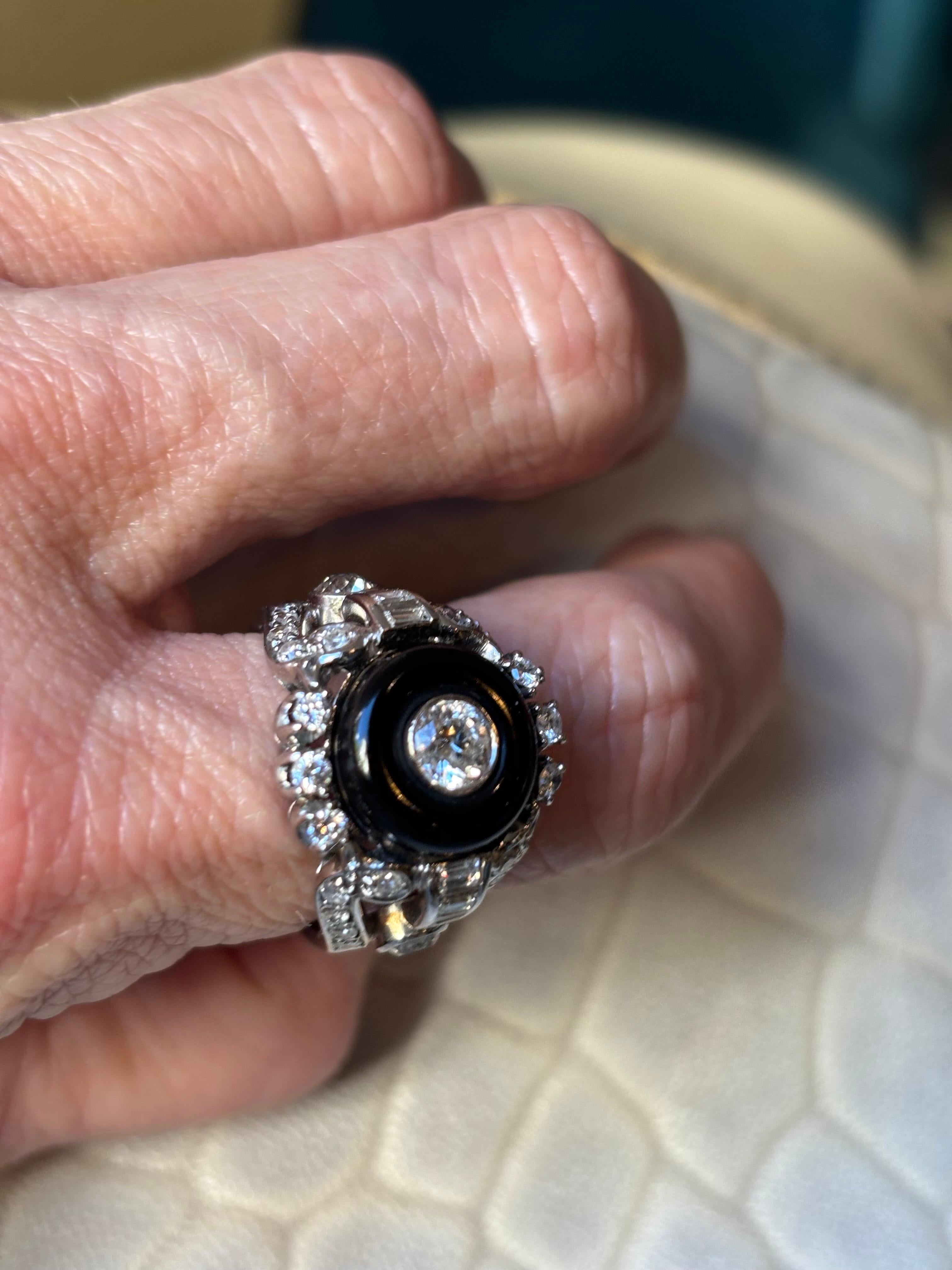 Anello in platino con diamanti e onice in stile Art Déco in vendita 3